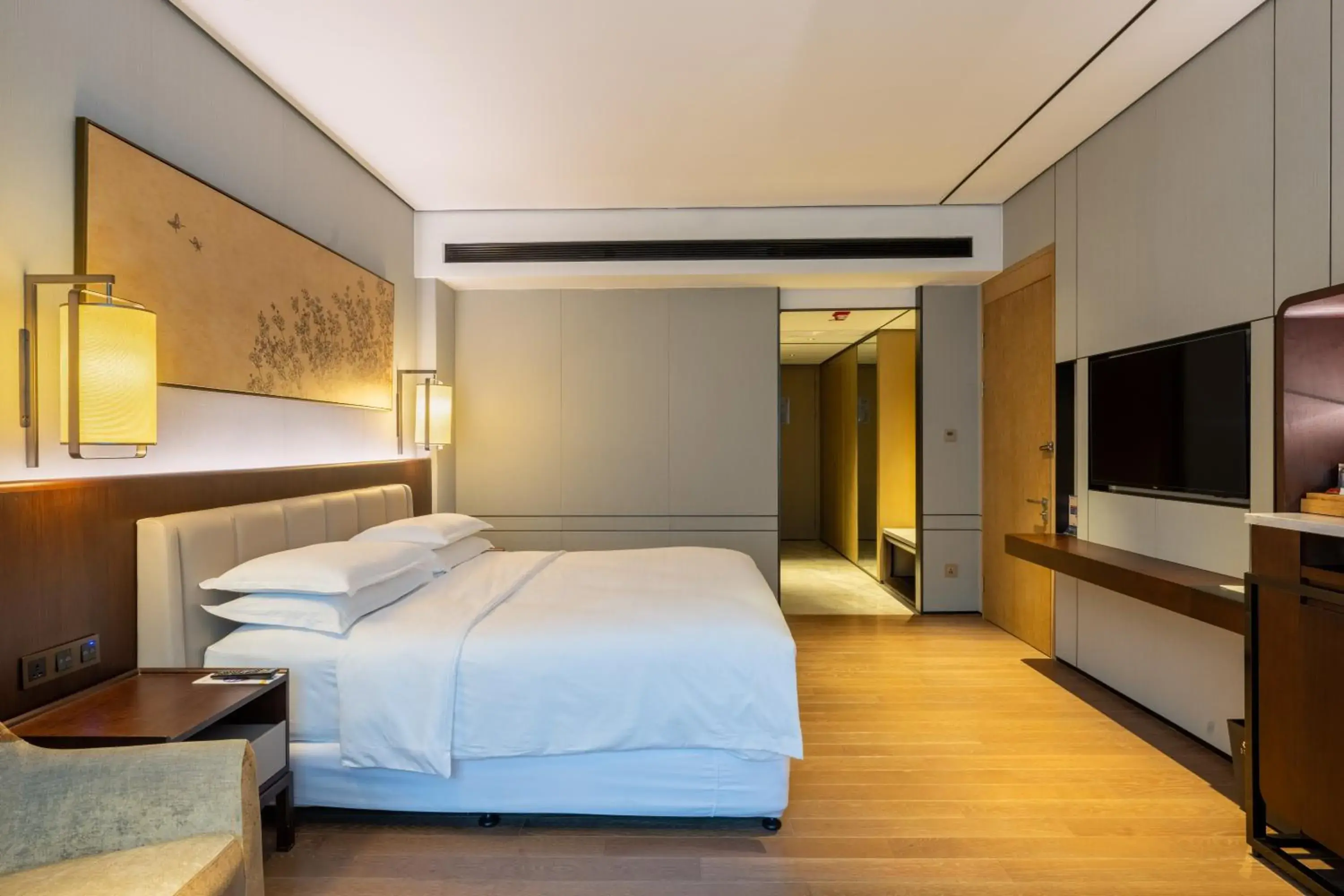 Photo of the whole room, Bed in Sheraton Grand Hangzhou Binjiang Hotel