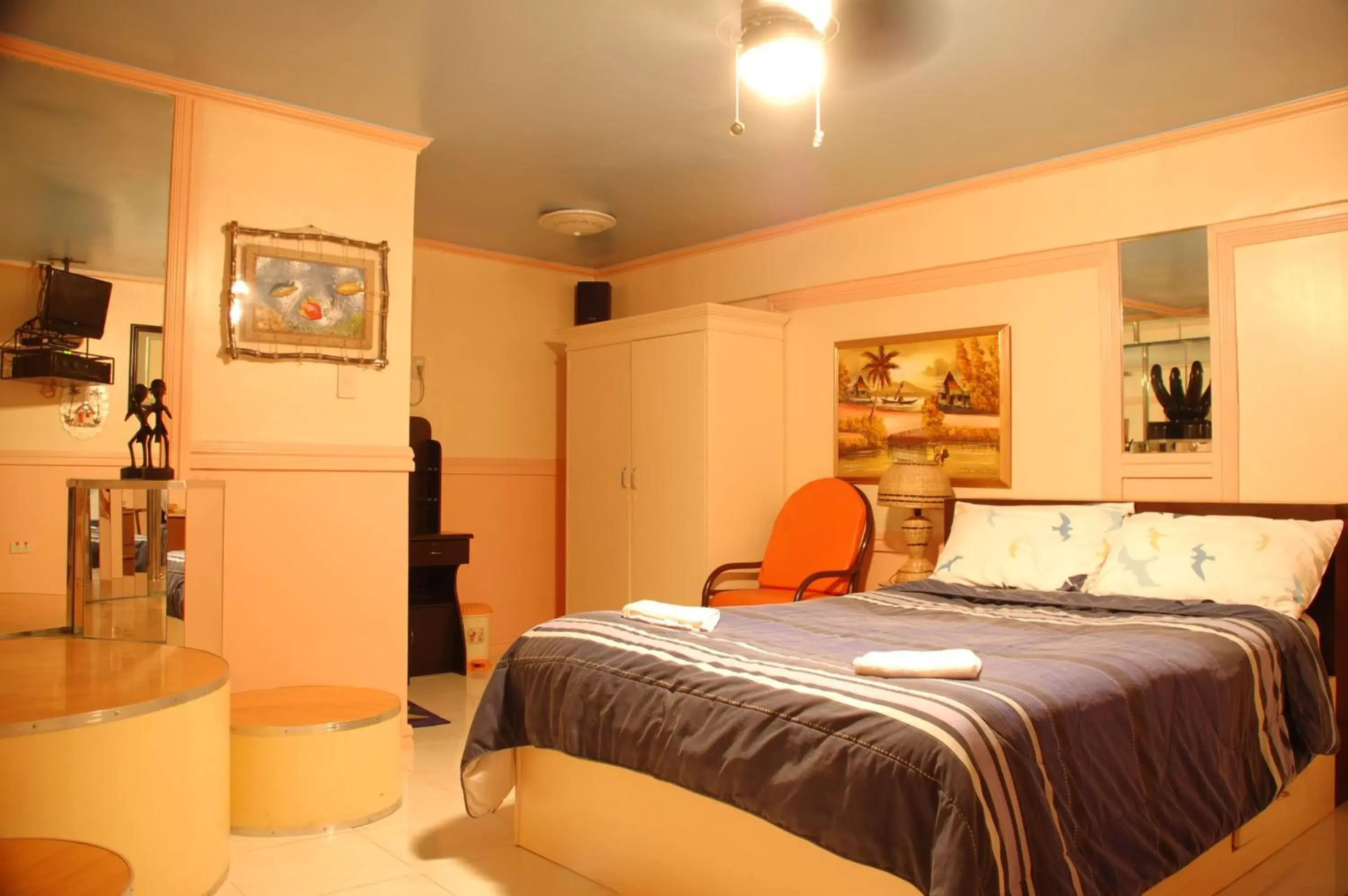 Bed in Kokomos Hotel and Restaurant Bed in Kokomos Hotel and Restaurant