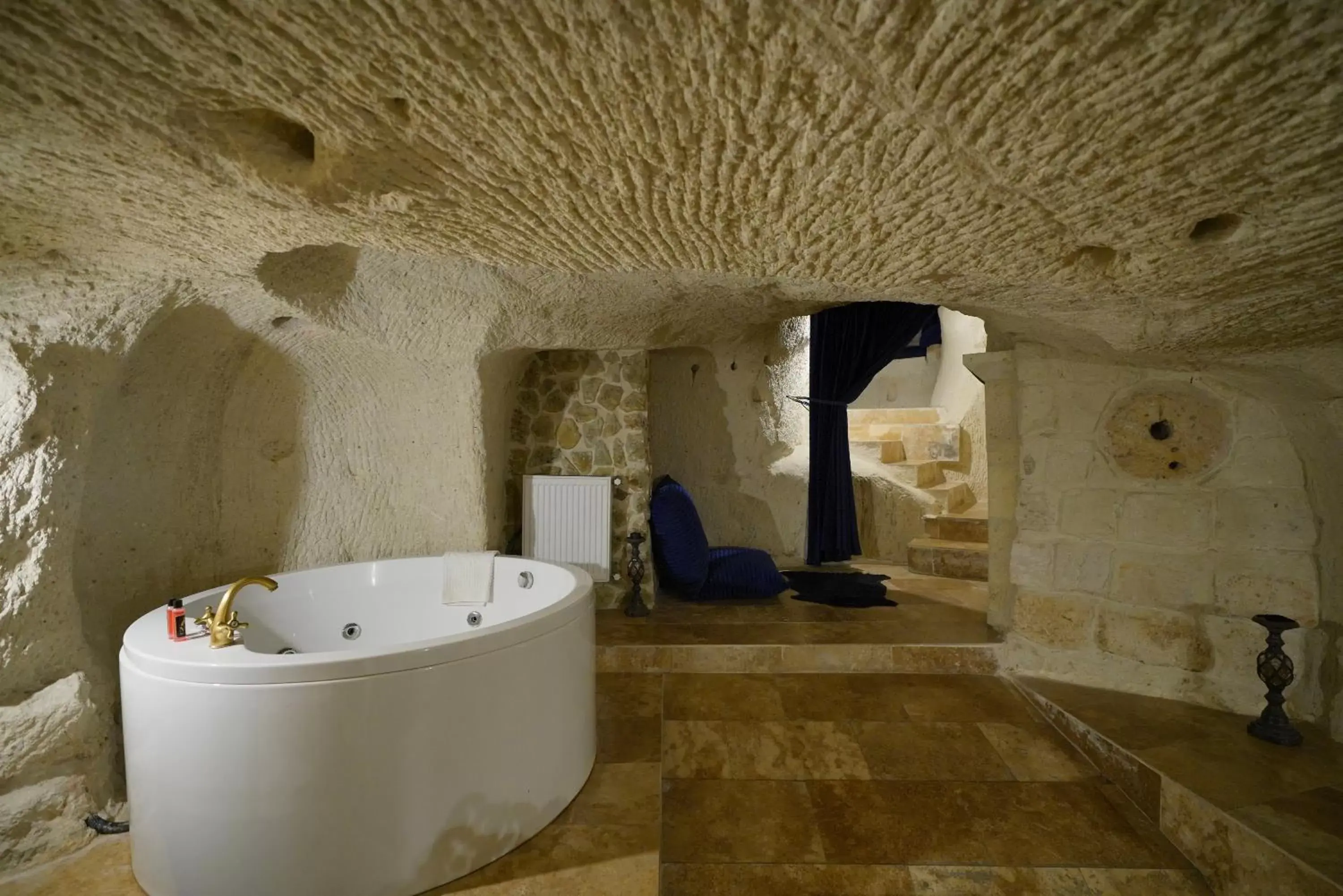 Hot Tub, Bathroom in Cappadocia Nar Cave House & Hot Swimming Pool