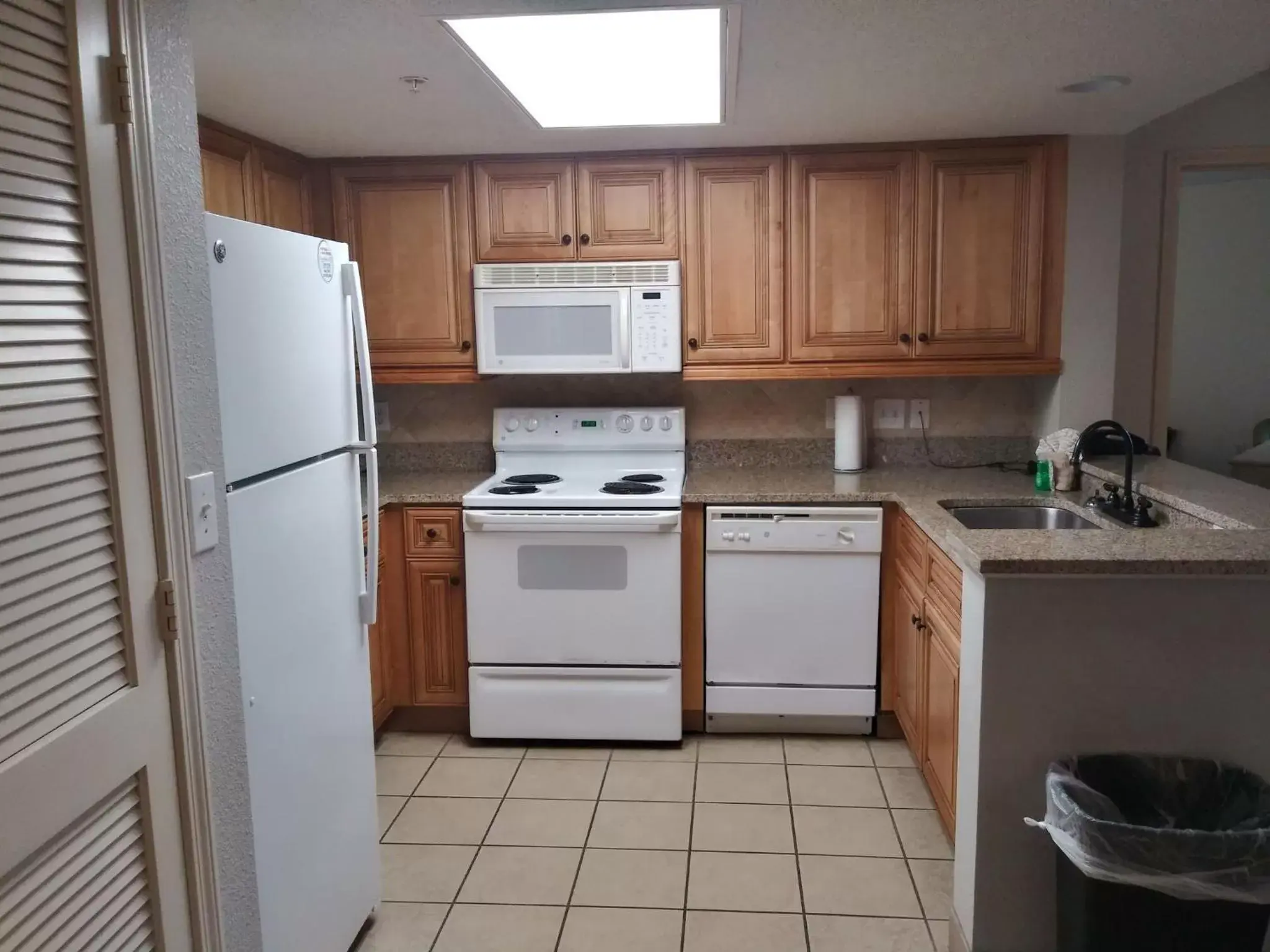 Kitchen/Kitchenette in Ocean Reef Resort