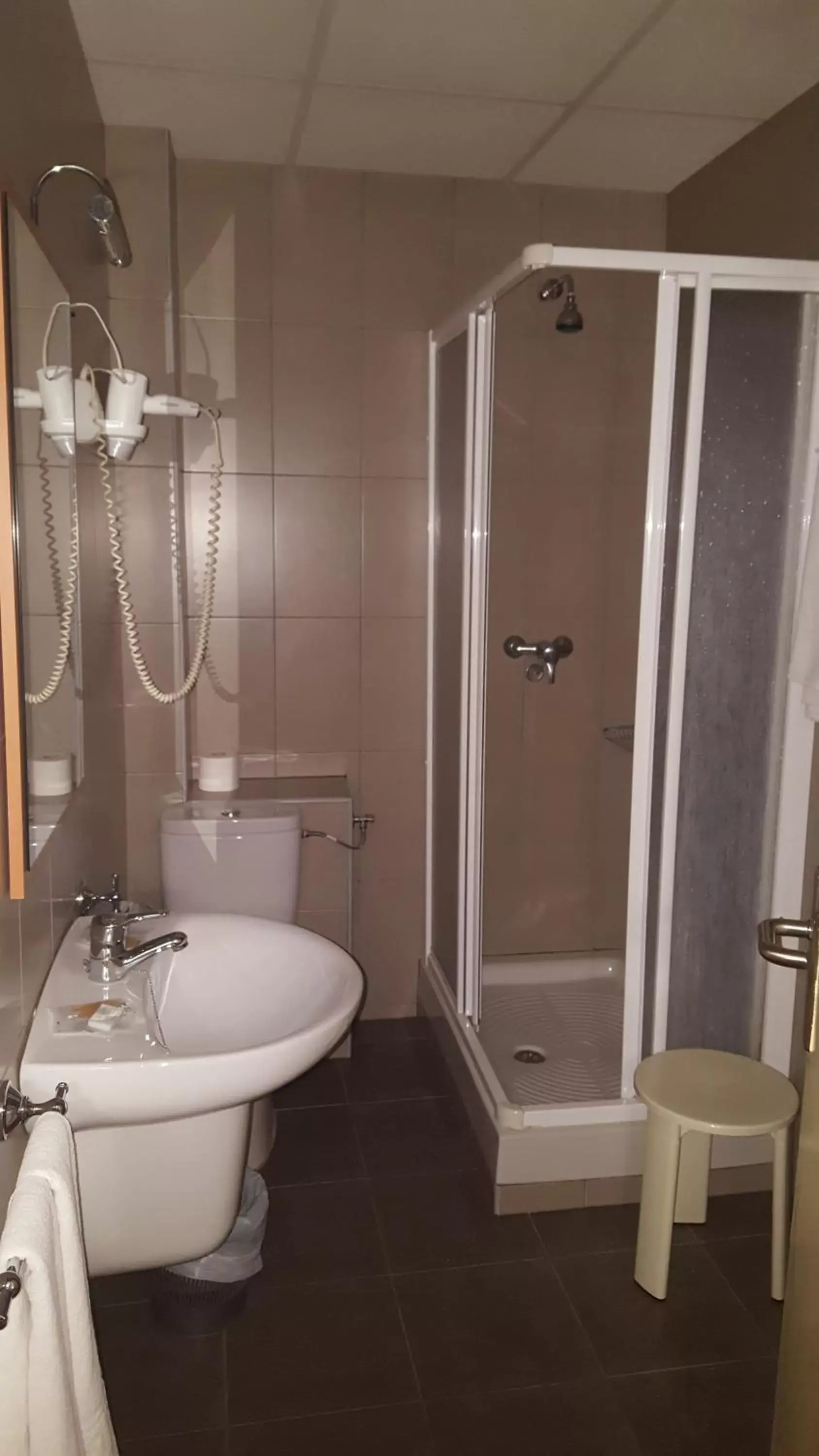 Shower, Bathroom in Hotel Bahia