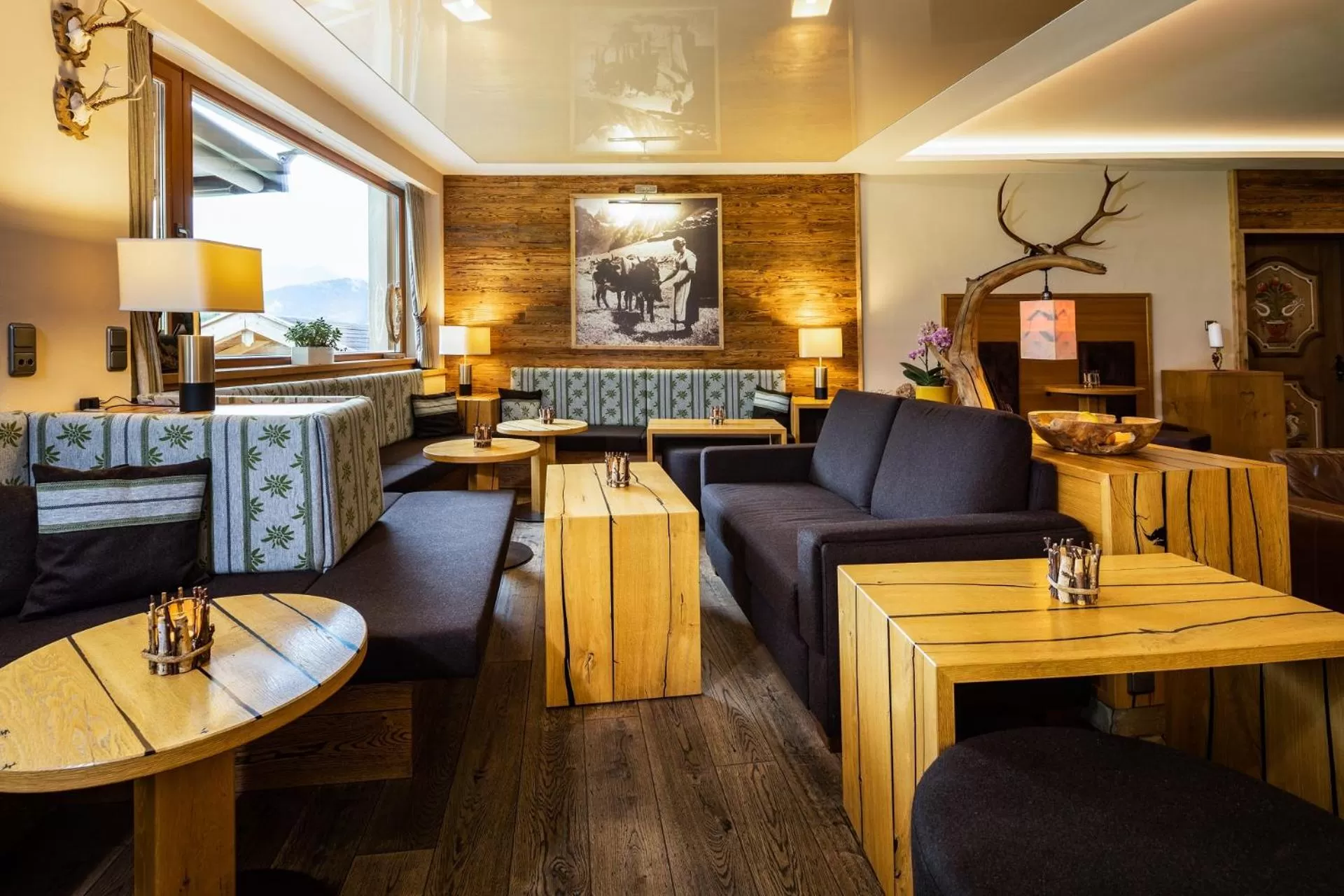 Lounge or bar in Alm- & Wellnesshotel Alpenhof