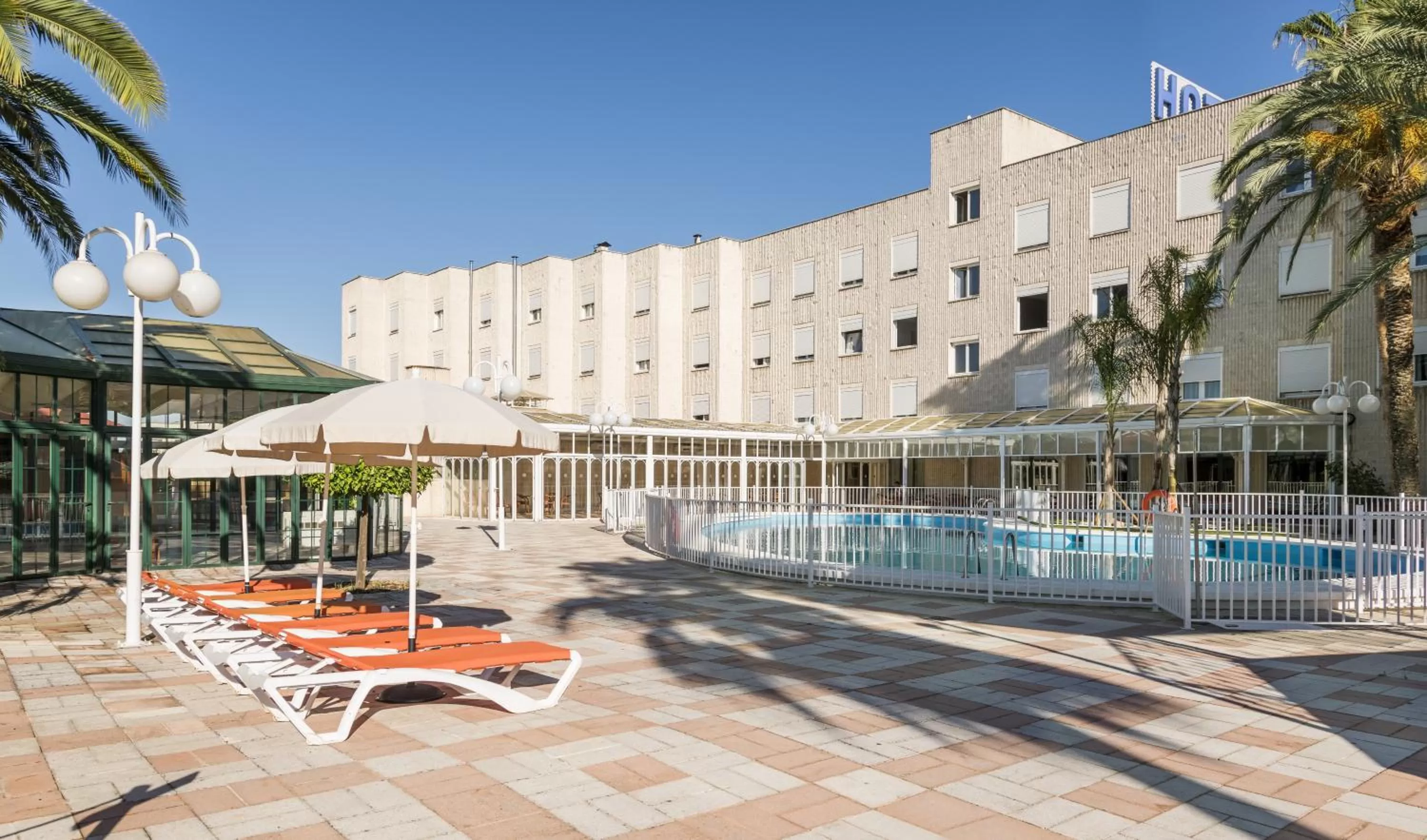 Swimming pool in Hotel Ilunion Las Lomas