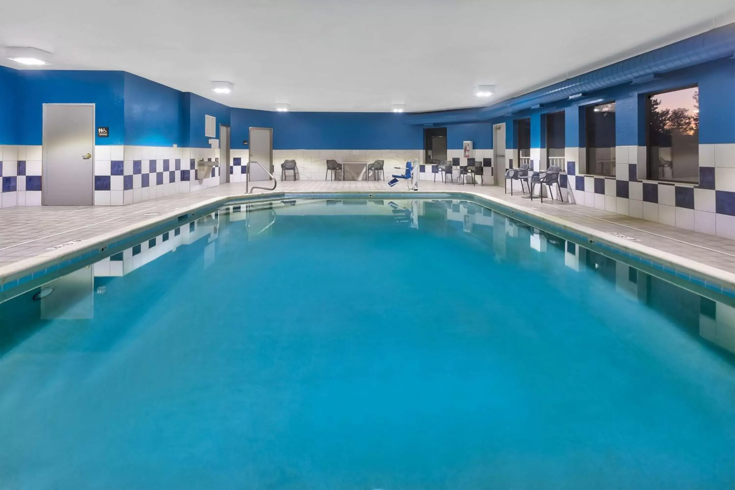 Pool view, Swimming Pool in Hampton Inn Cincinnati Airport-North