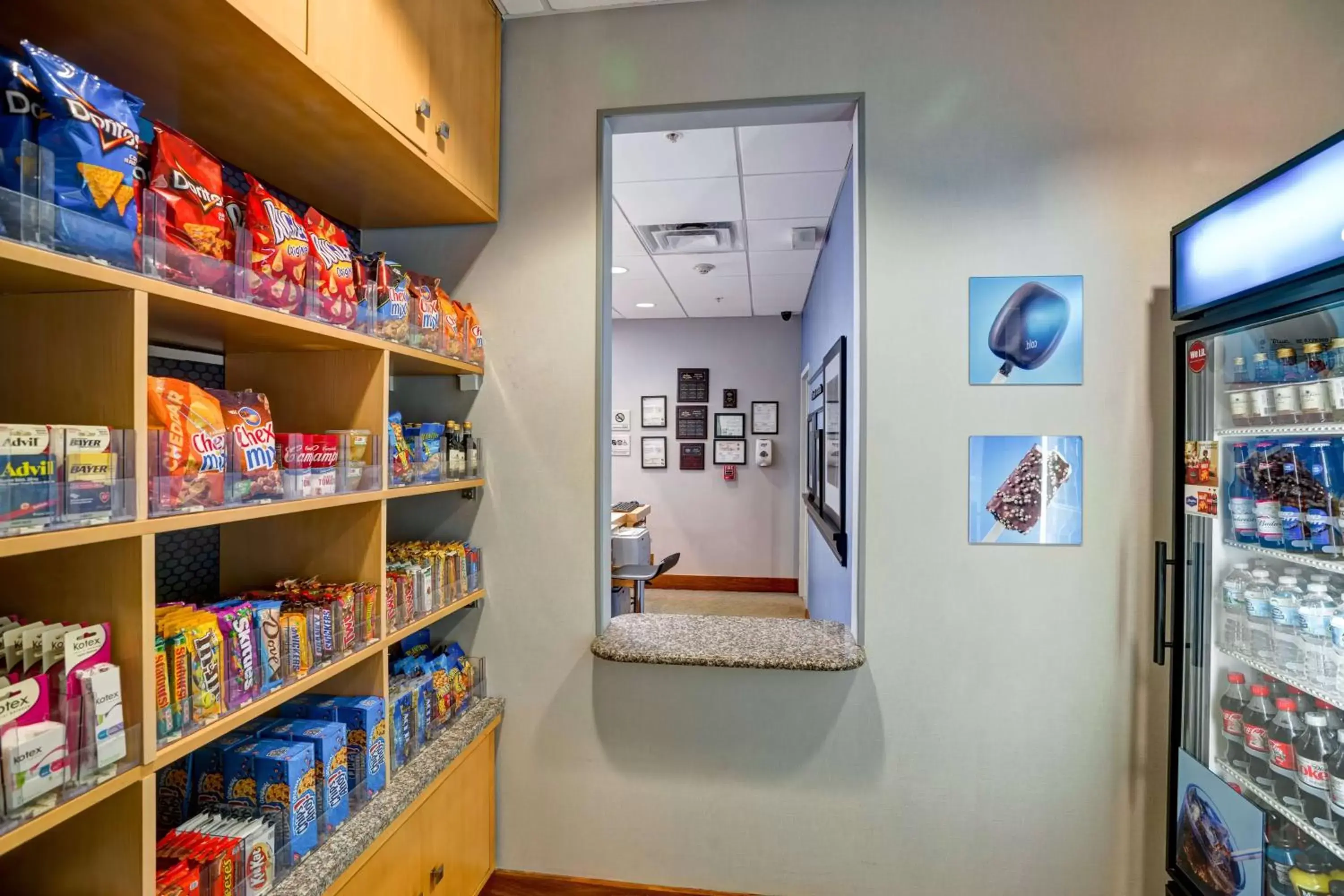 Dining area, Supermarket/Shops in Hampton Inn & Suites Sarasota / Bradenton - Airport