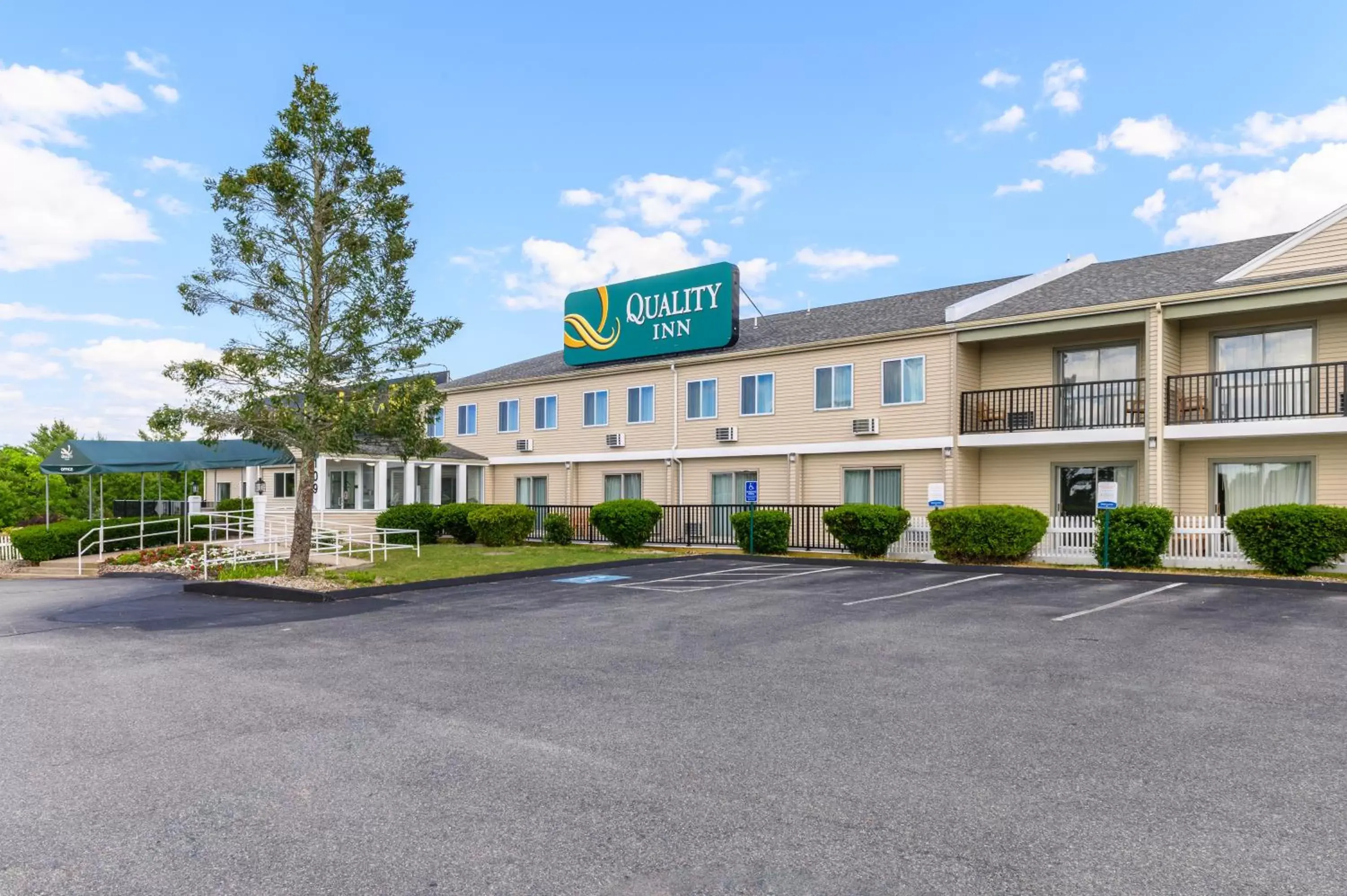 Property Building in Quality Inn Cape Cod
