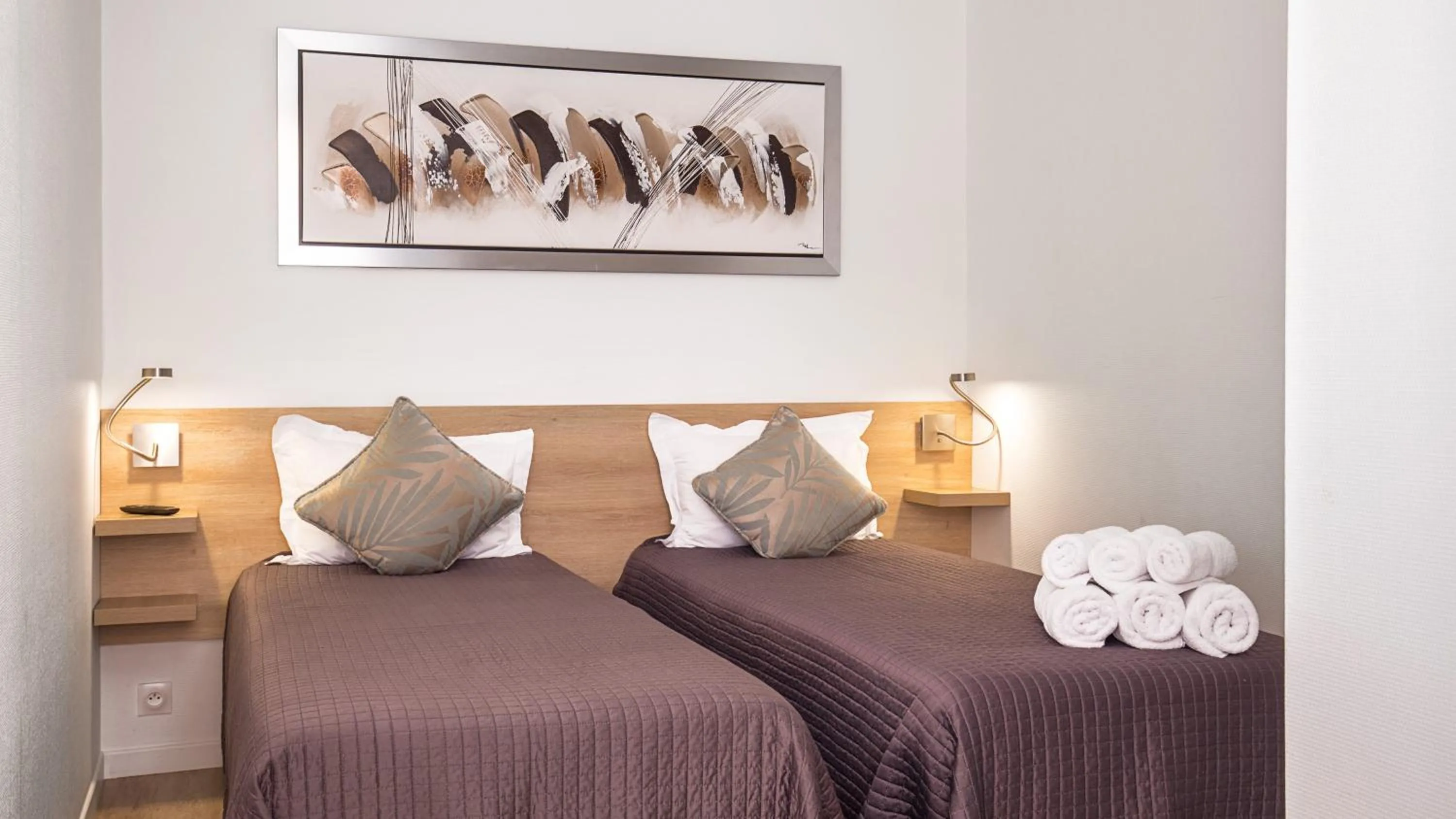 Photo of the whole room, Bed in Hotel De L'Horloge