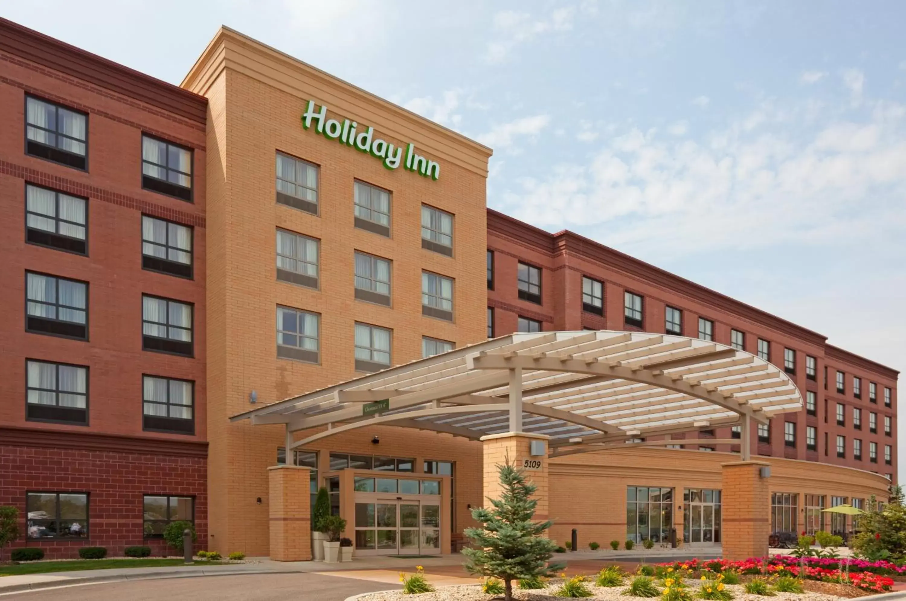 Property Building in Holiday Inn Madison at The American Center, an IHG Hotel