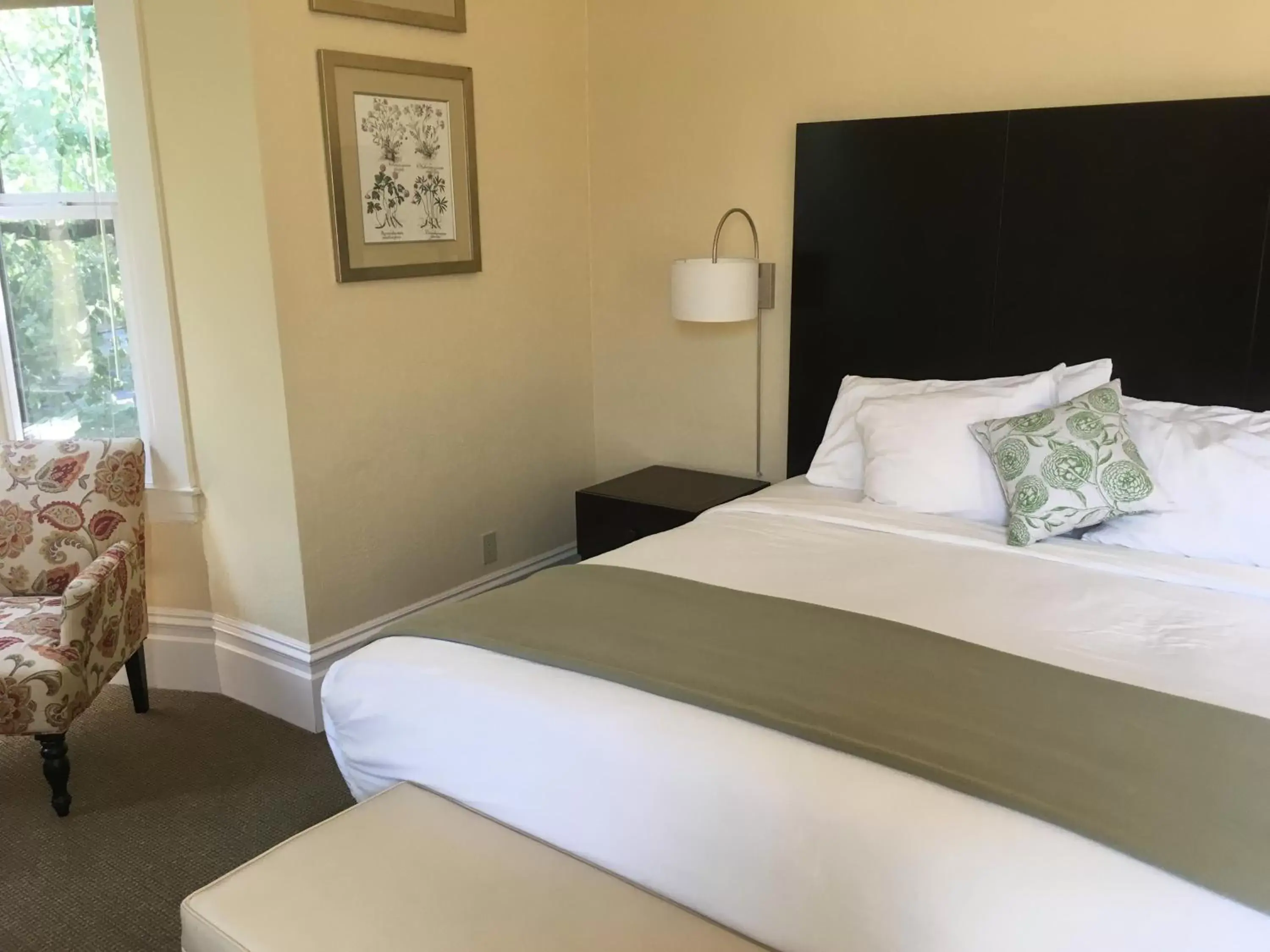 Bed in Healdsburg Inn on the Plaza, A Four Sisters Inn Bed in Healdsburg Inn on the Plaza, A Four Sisters Inn