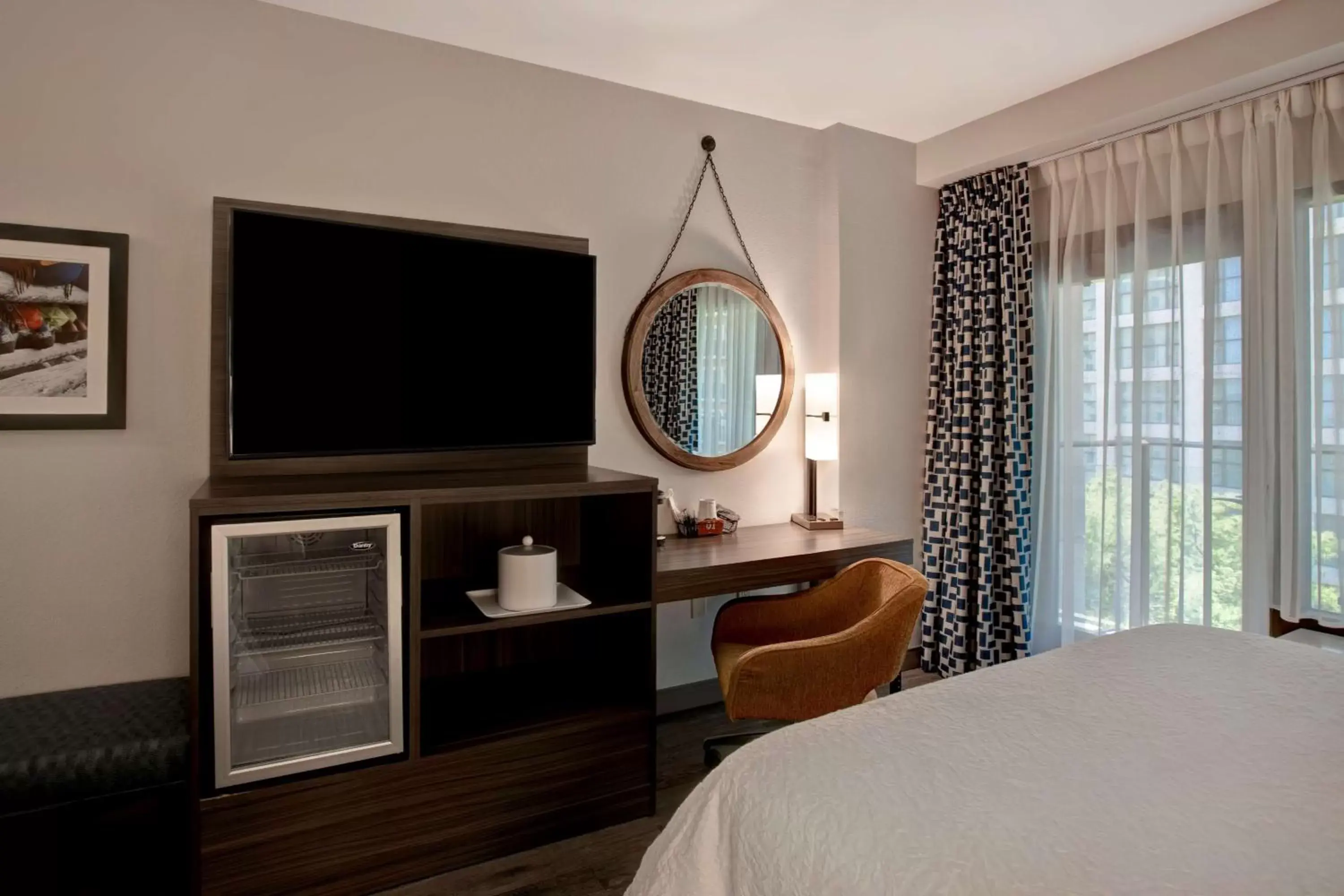 Bedroom, TV/Entertainment Center in Hampton Inn & Suites San Antonio Riverwalk