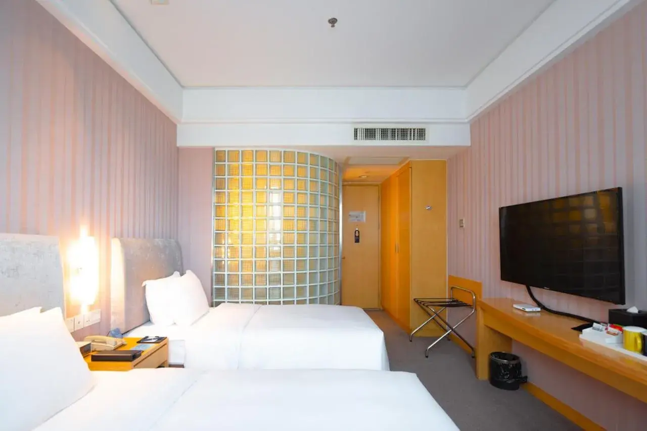 Bed in Holiday Inn Express Nantong Xinghu, an IHG Hotel