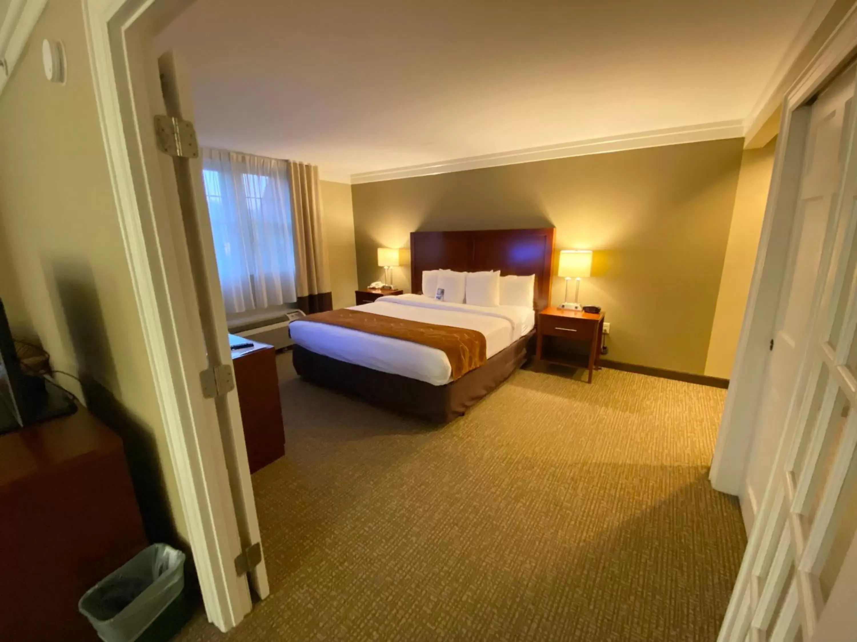 Bedroom, Bed in Comfort Suites Near Casinos Norwich-Uncasville