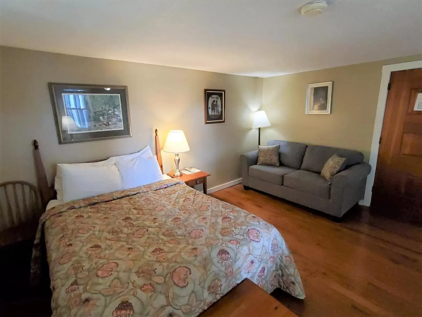Living room, Bed in Windrifter Resort
