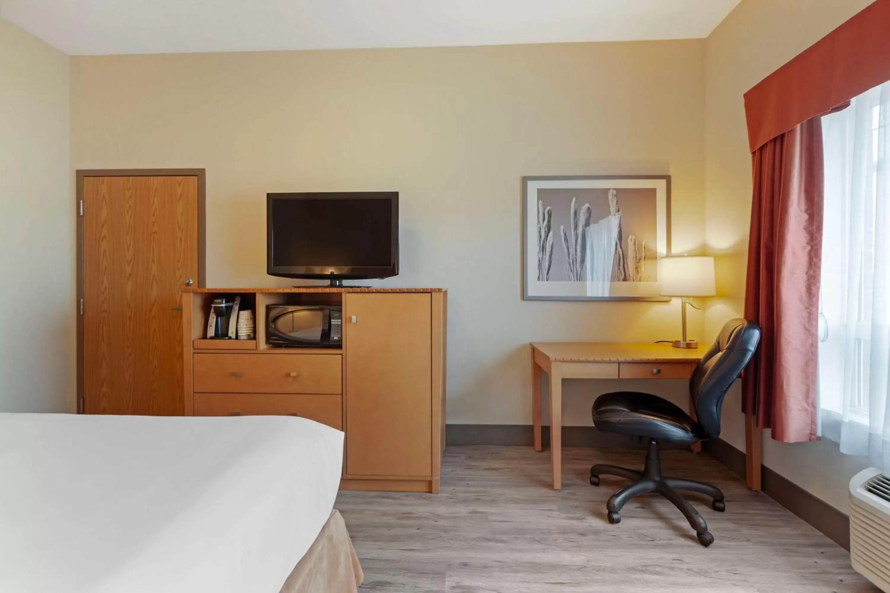 Bedroom, TV/Entertainment Center in Best Western Grande Prairie