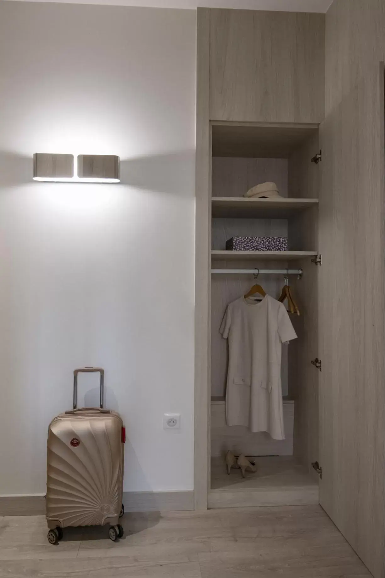 wardrobe, Bathroom in GOLDEN TULIP CANNES HOTEL de PARIS