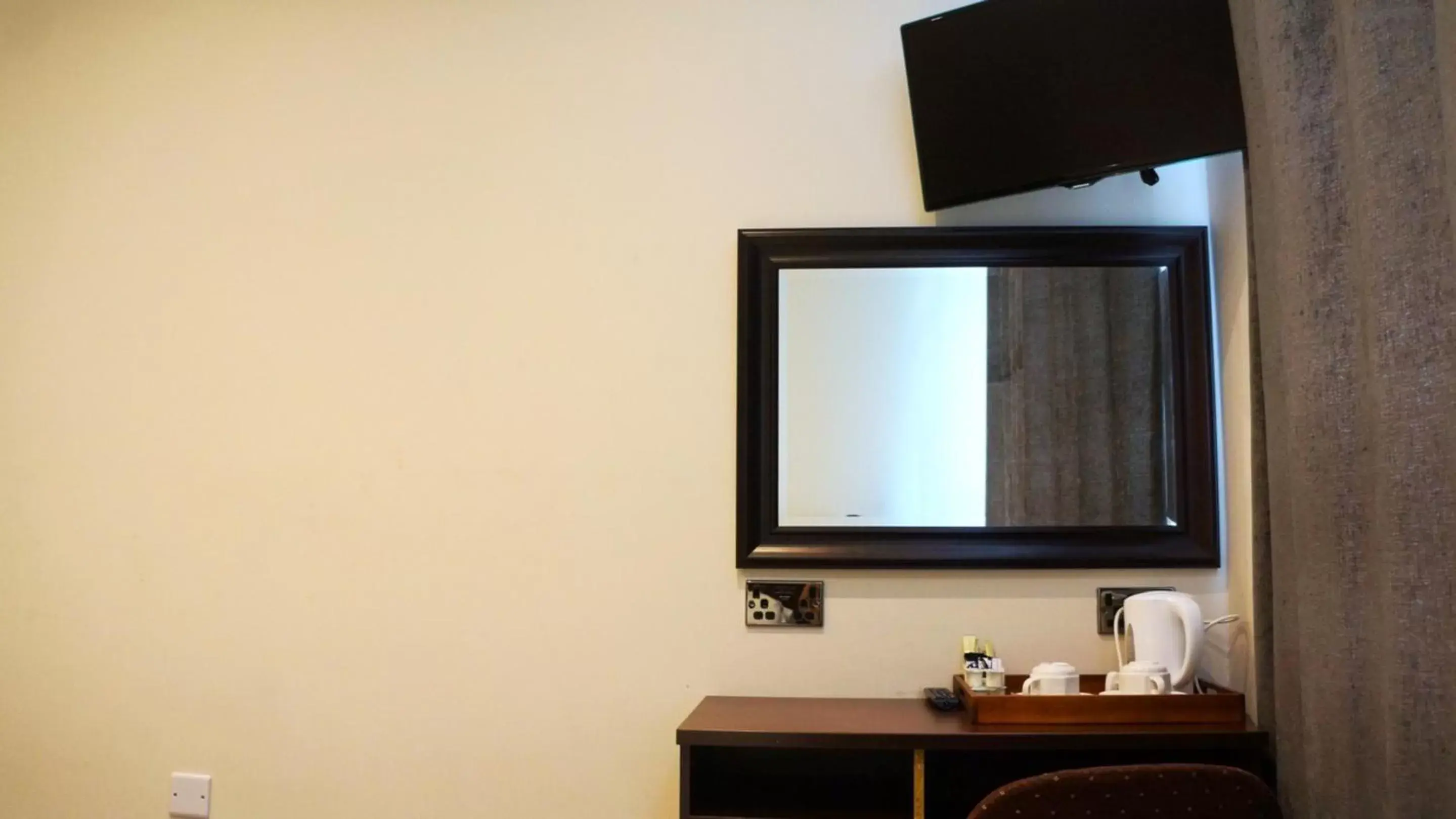 TV and multimedia, TV/Entertainment Center in OYO Oban Hotel