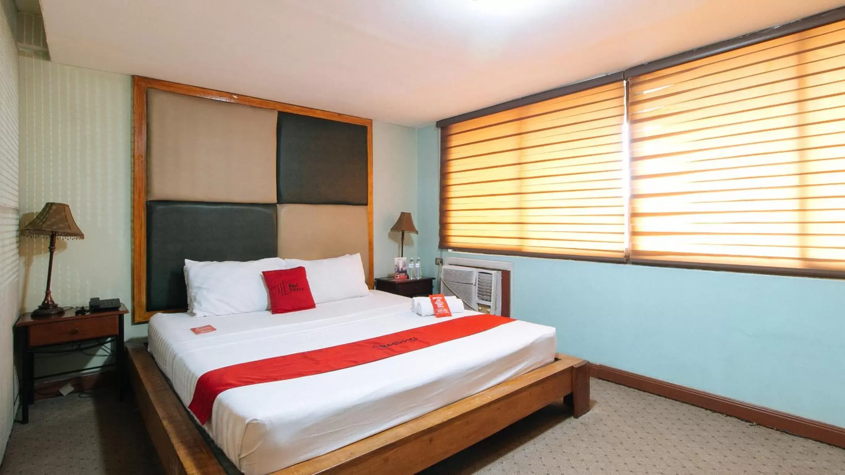 Bedroom, Bed in RedDoorz at Timog Avenue Quezon City - Vaccinated Staff