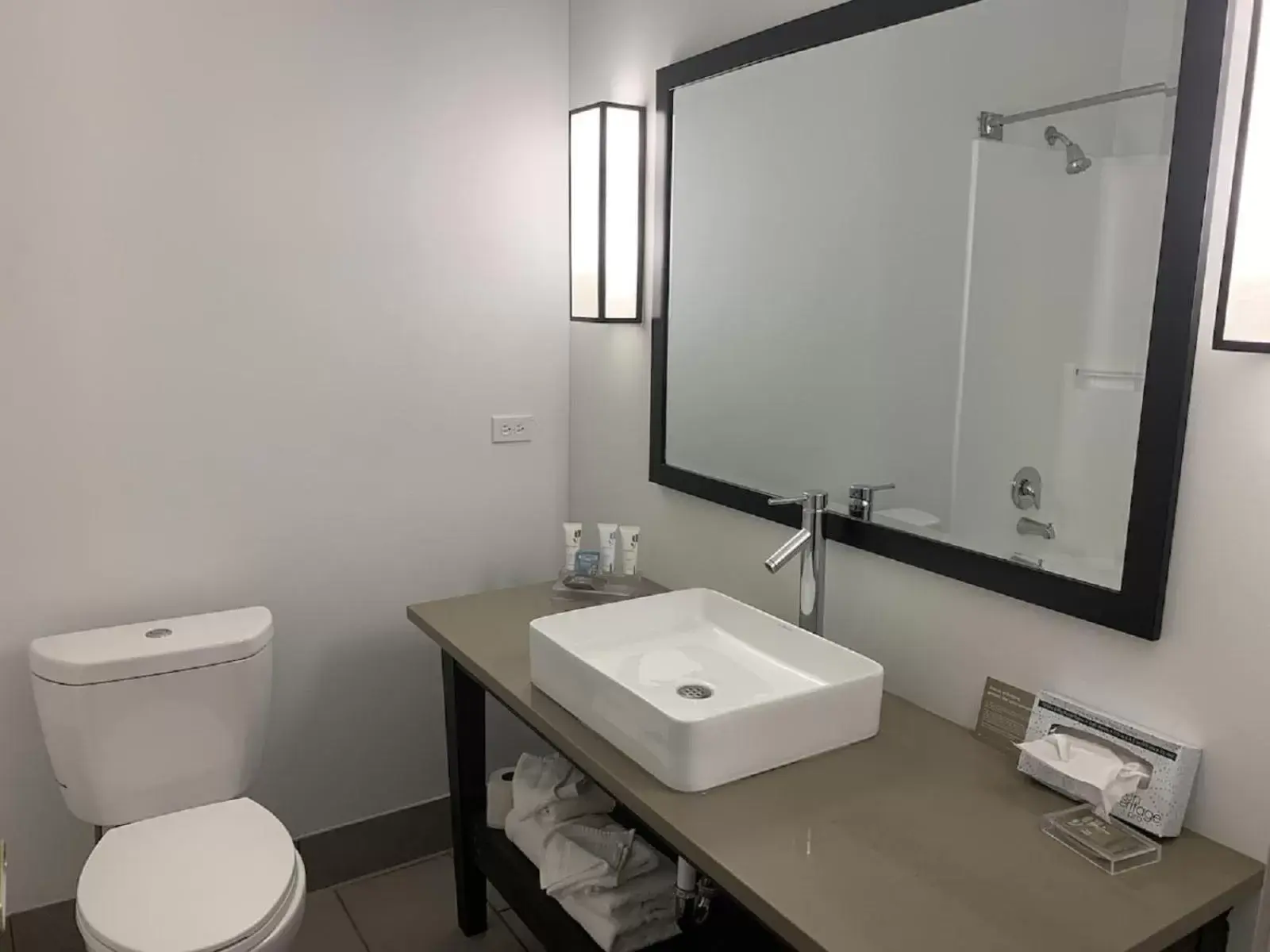 Bathroom in Country Inn & Suites by Radisson, Chicago O Hare Airport