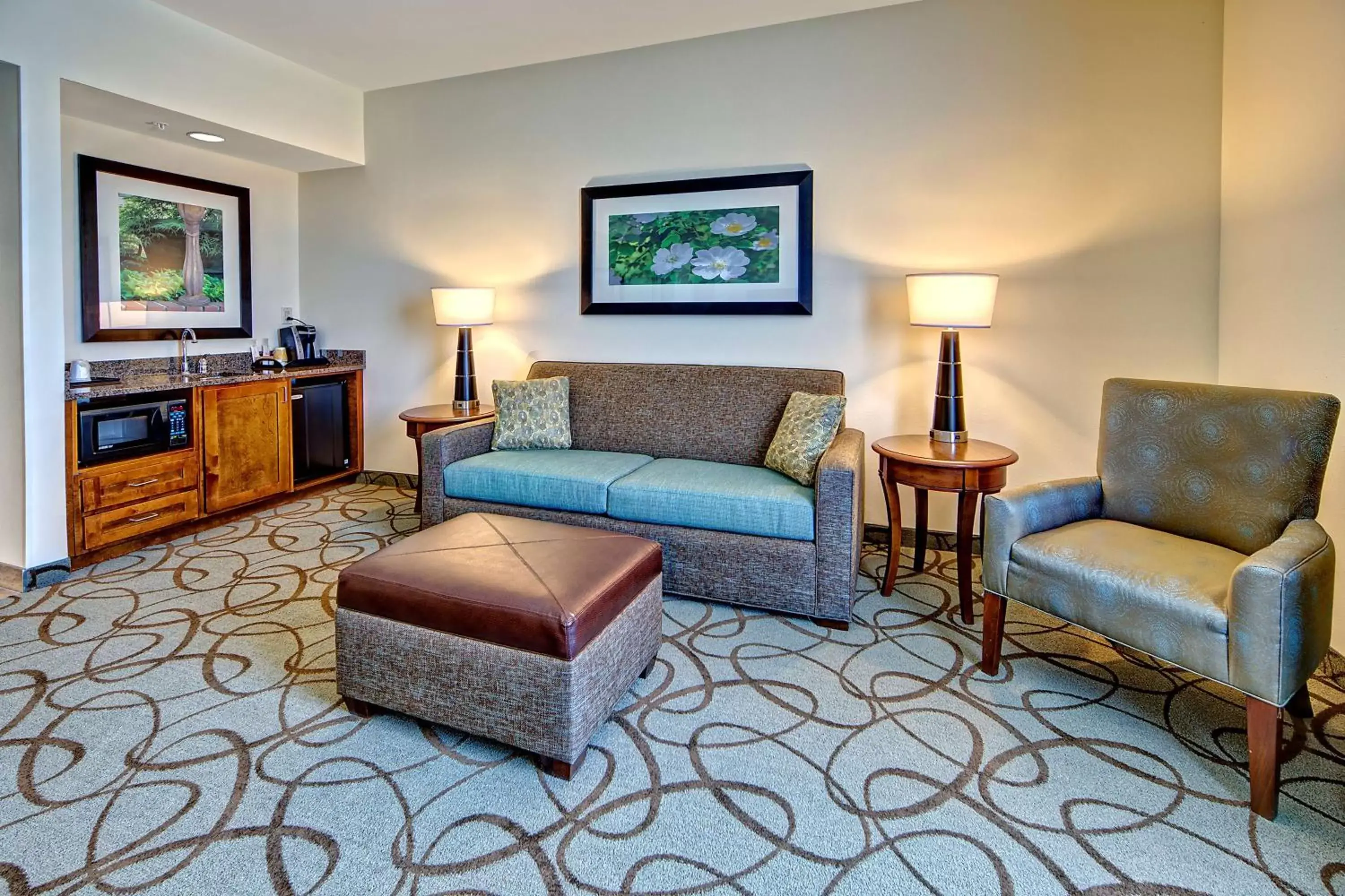 Bed, Seating Area in Hilton Garden Inn Charleston / Mt. Pleasant