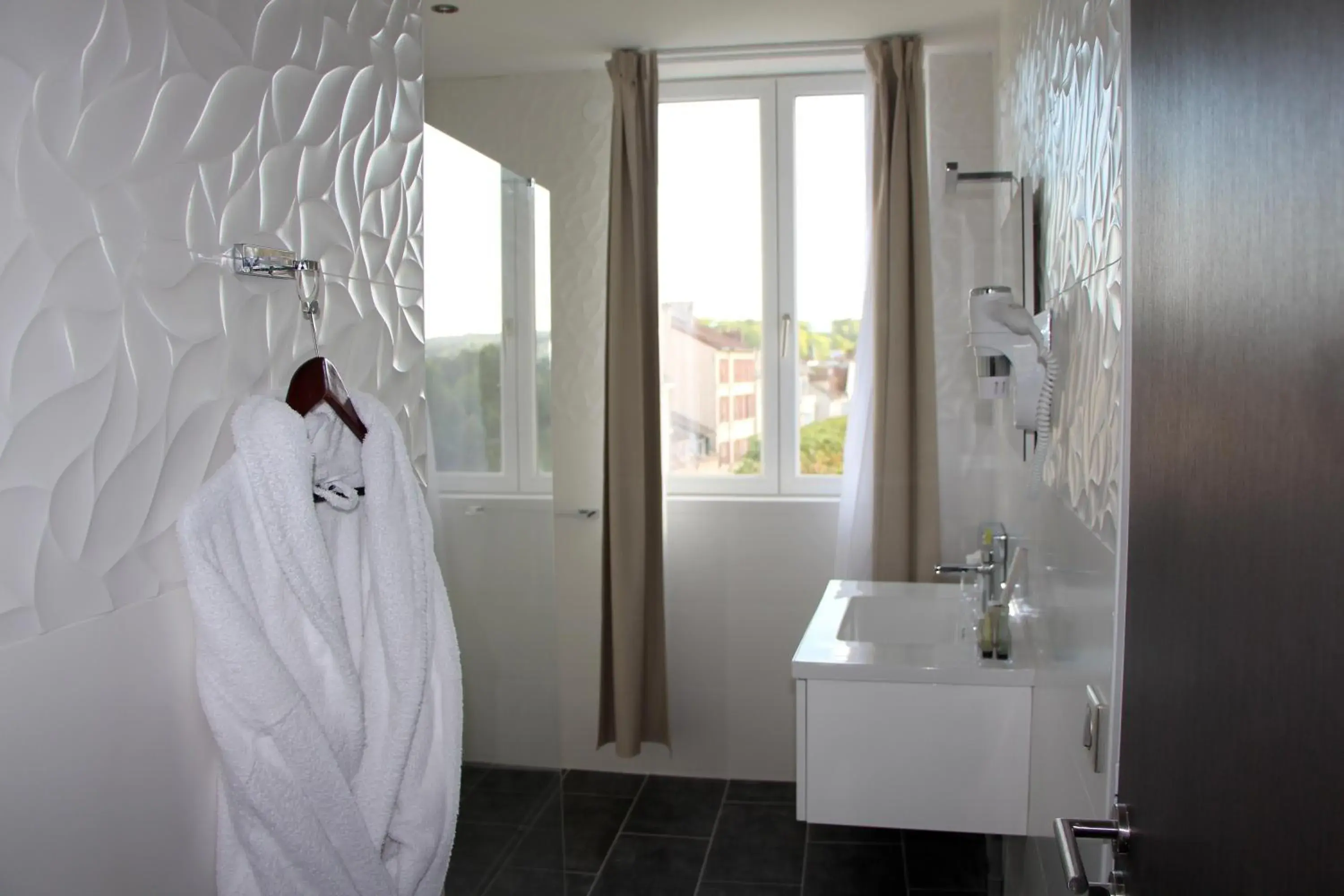 Shower, Bathroom in Hôtel L'Esturgeon