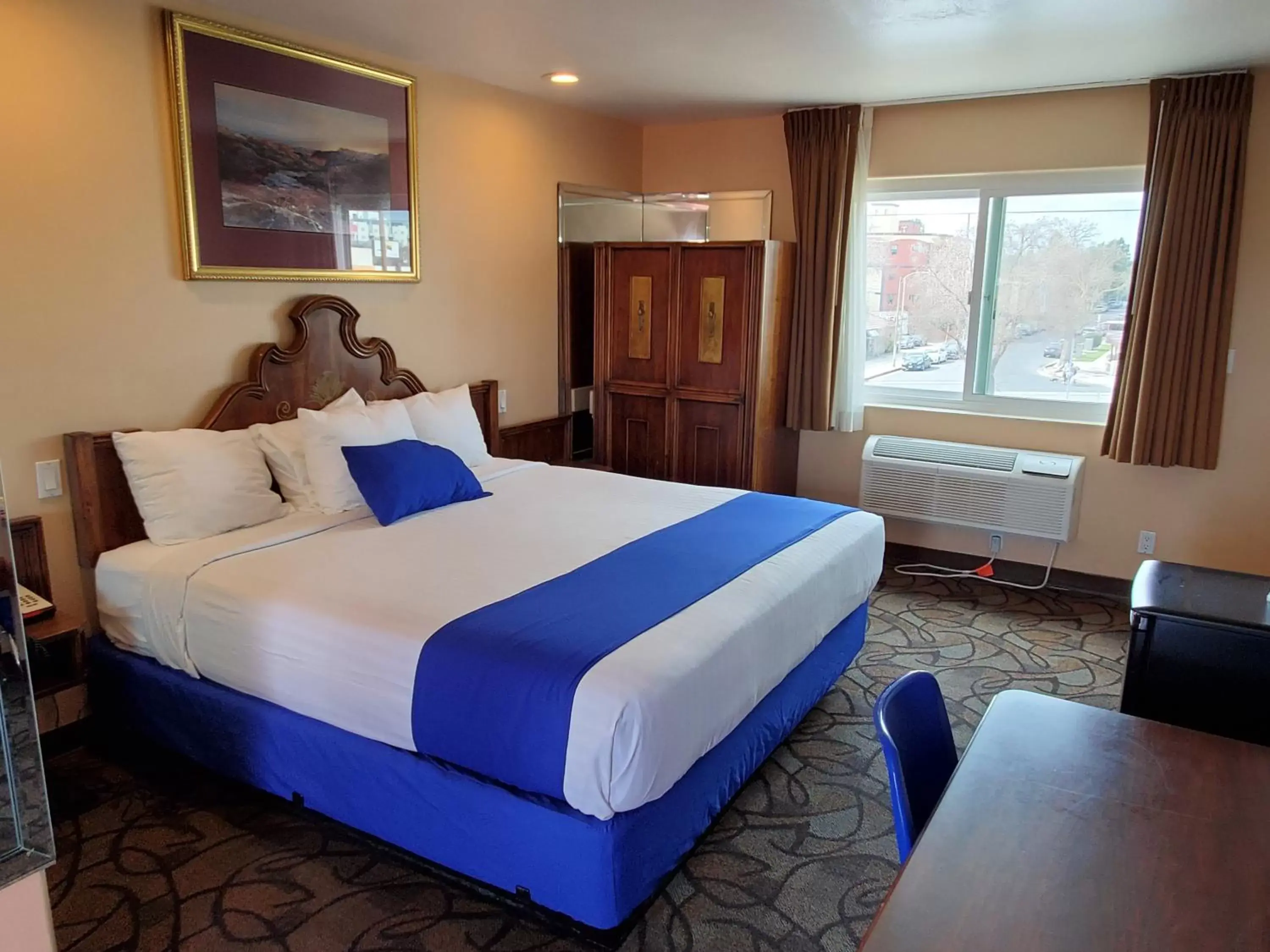 Photo of the whole room, Bed in Colony Inn