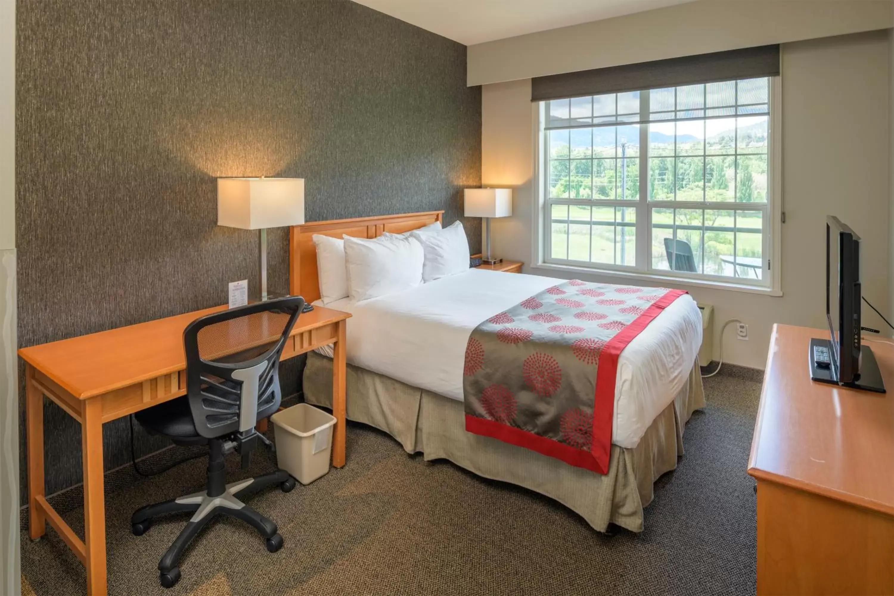 Bed in Ramada by Wyndham Penticton Hotel & Suites