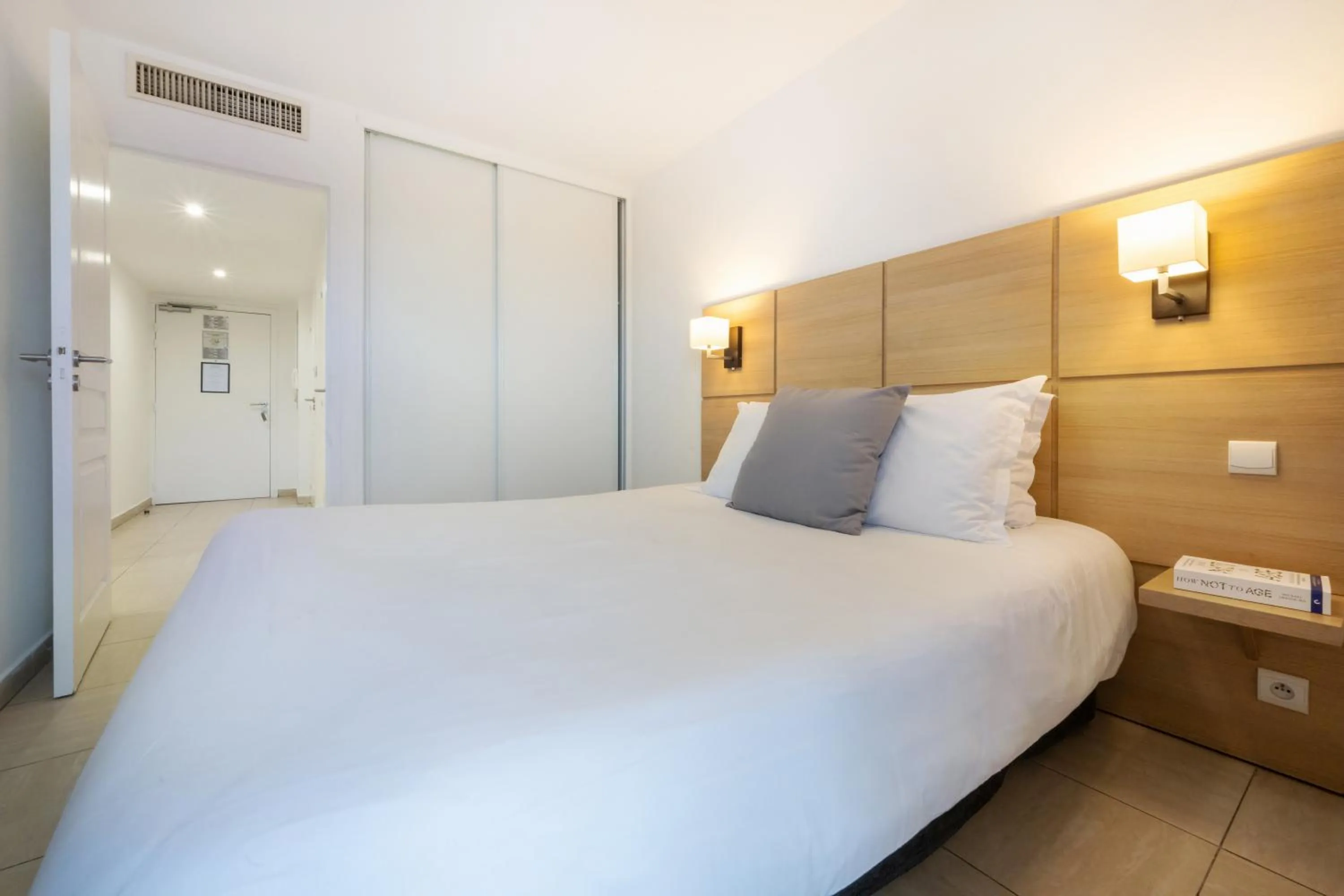Bedroom, Bed in Nemea Appart Hotel Le Lido Cagnes sur Mer