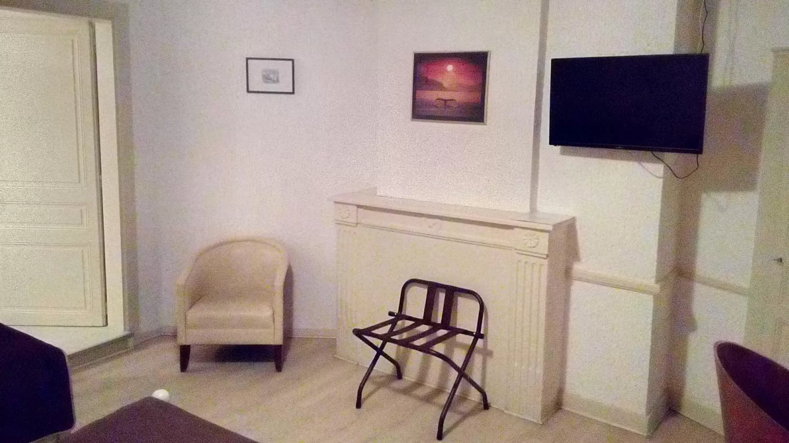 TV and multimedia, TV/Entertainment Center in Hôtel Les Beaux Arts- Limoges Hypercentre