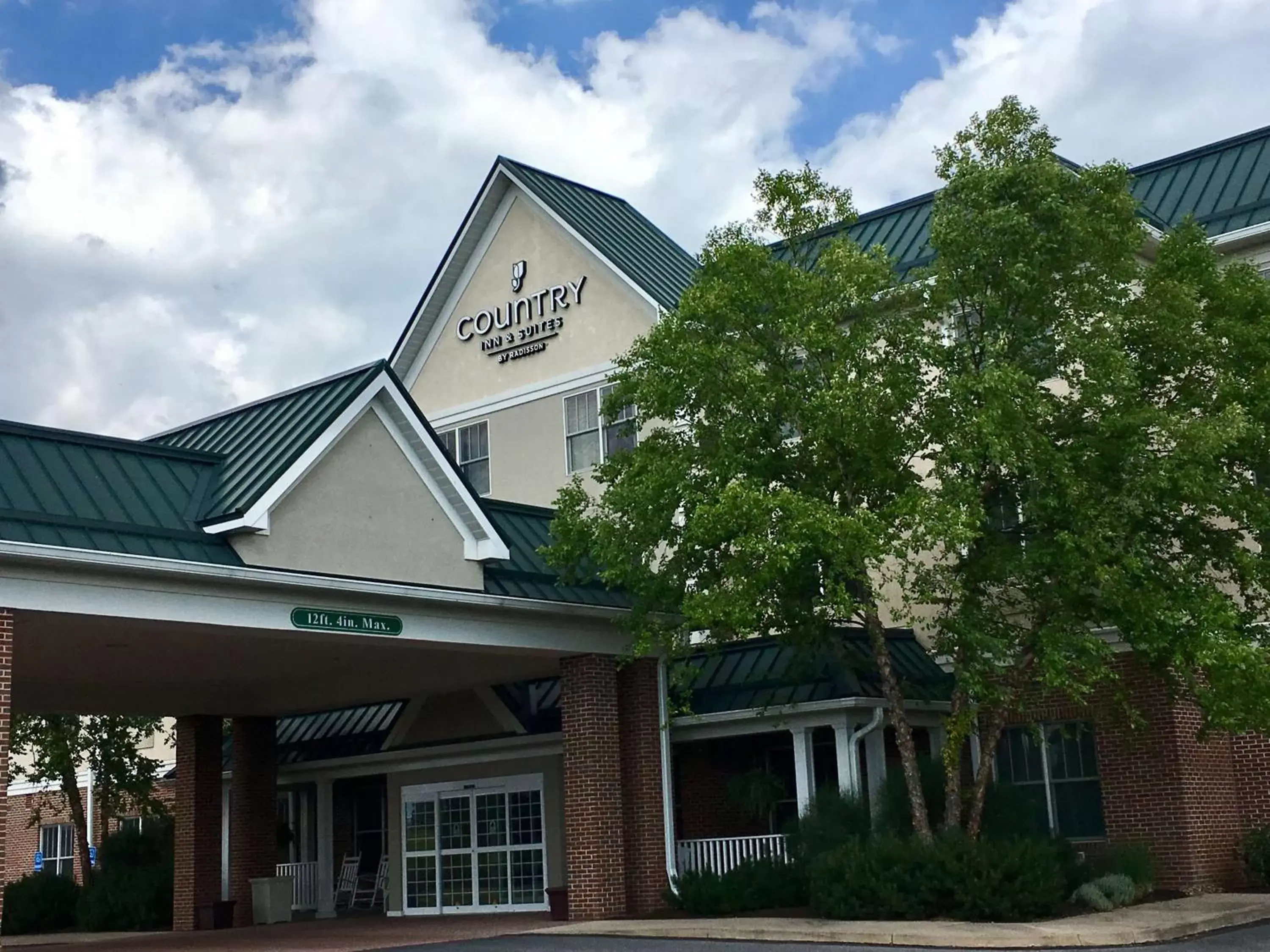 Property Building in Country Inn & Suites by Radisson, Lewisburg, PA