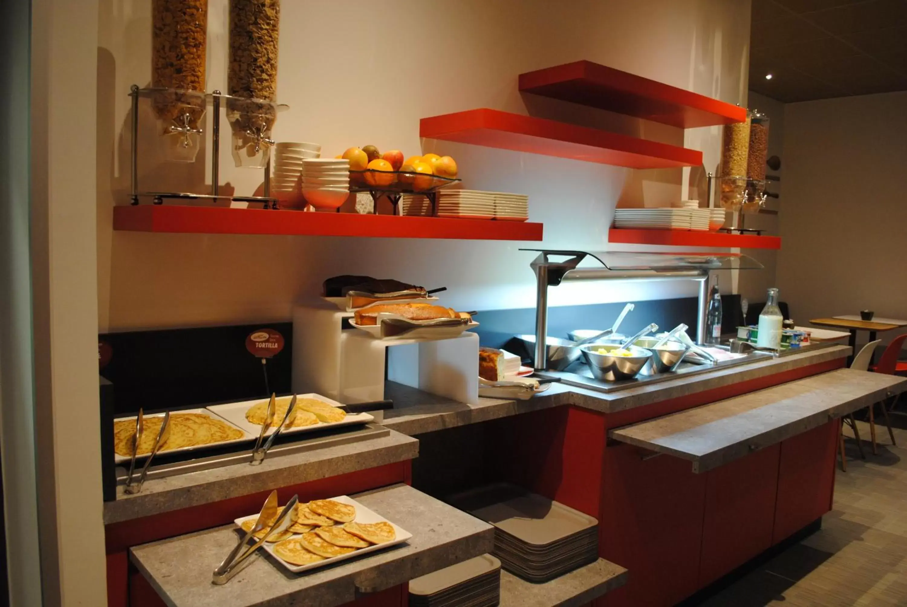 Restaurant/places to eat, Kitchen/Kitchenette in ibis Hyeres Centre