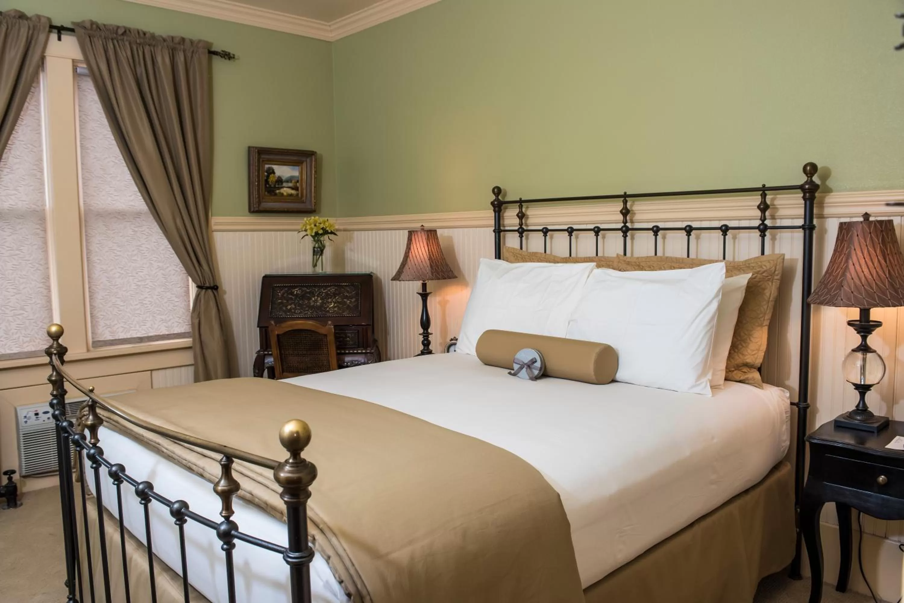 Bed in Chamberlin Inn