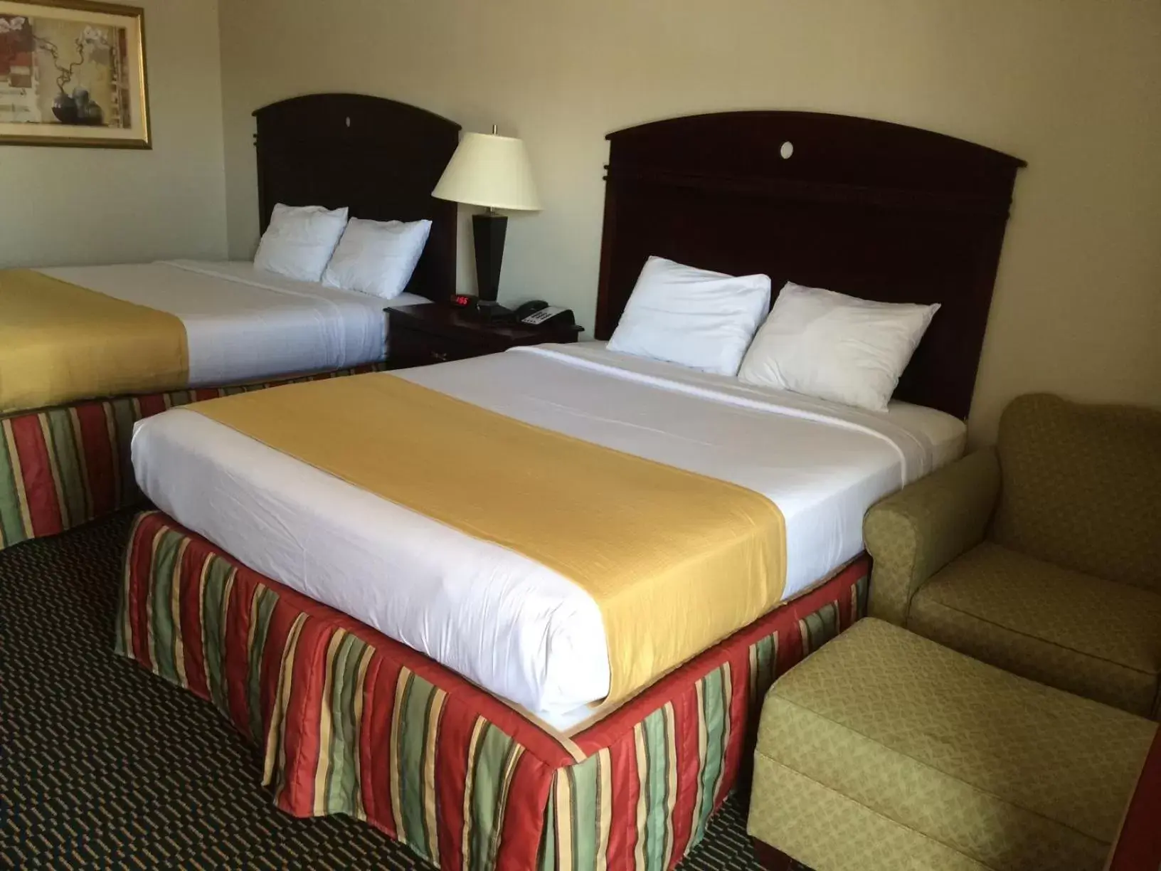 Photo of the whole room, Bed in Express Inn