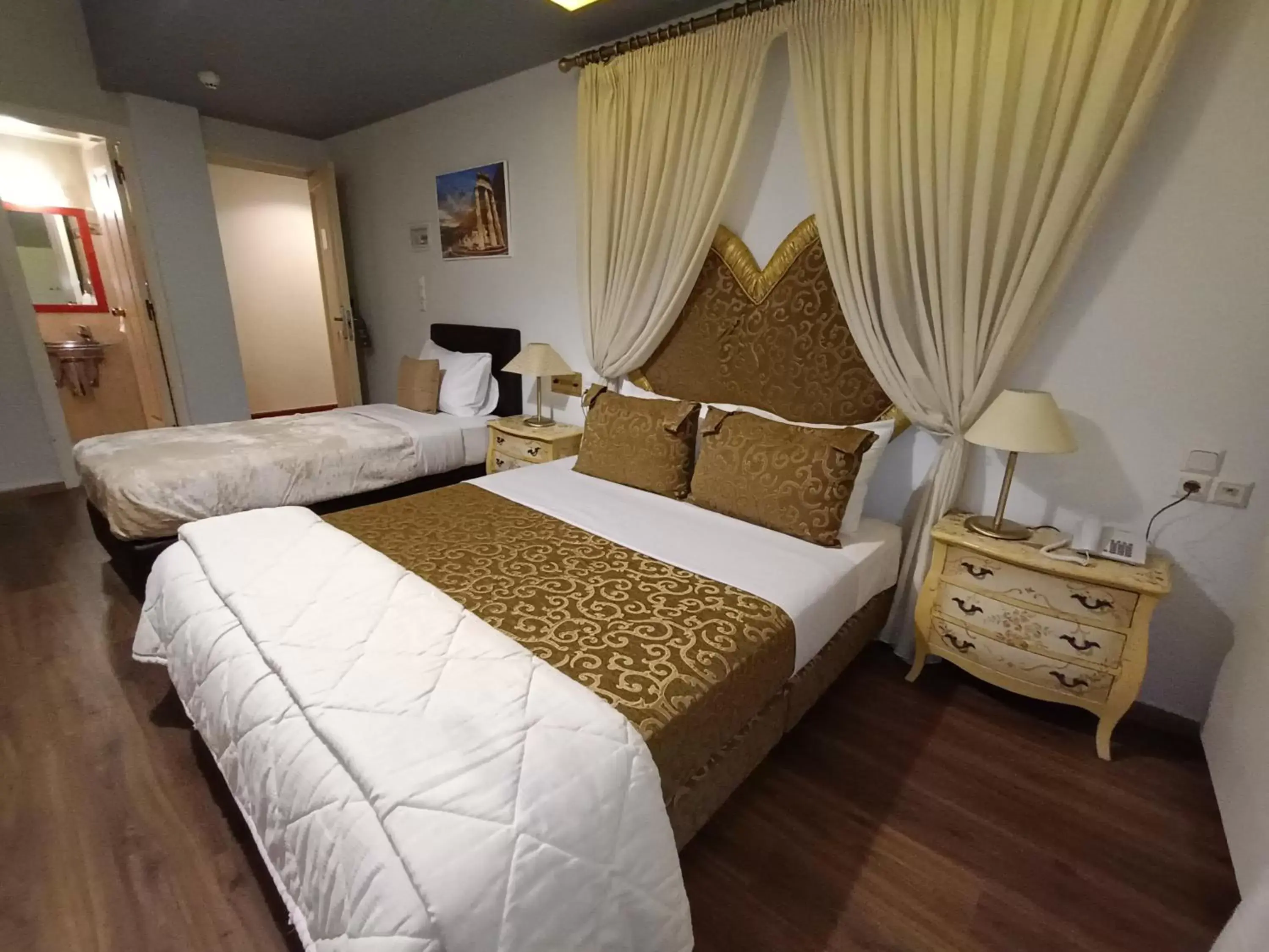 Triple Room in Queens Leriotis Hotel Triple Room in Queens Leriotis Hotel