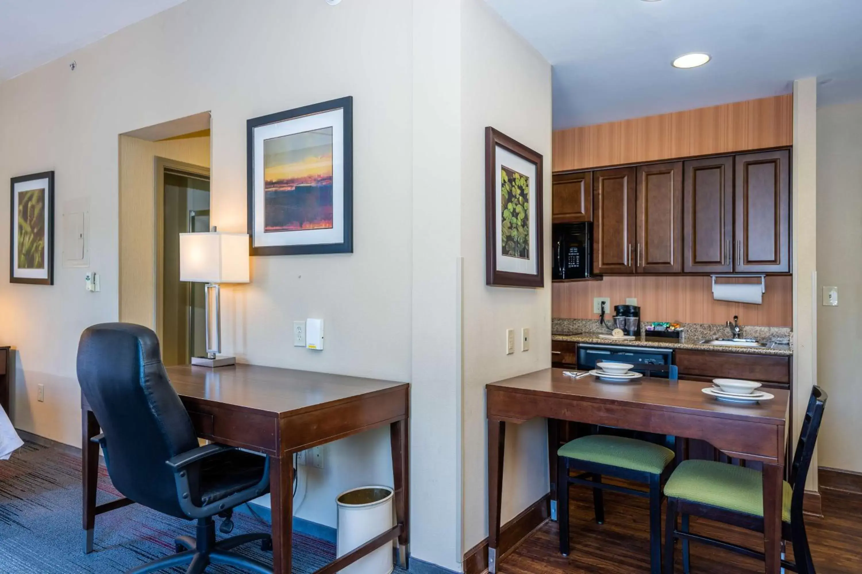 Bedroom, Dining Area in Homewood Suites by Hilton Birmingham-SW-Riverchase-Galleria