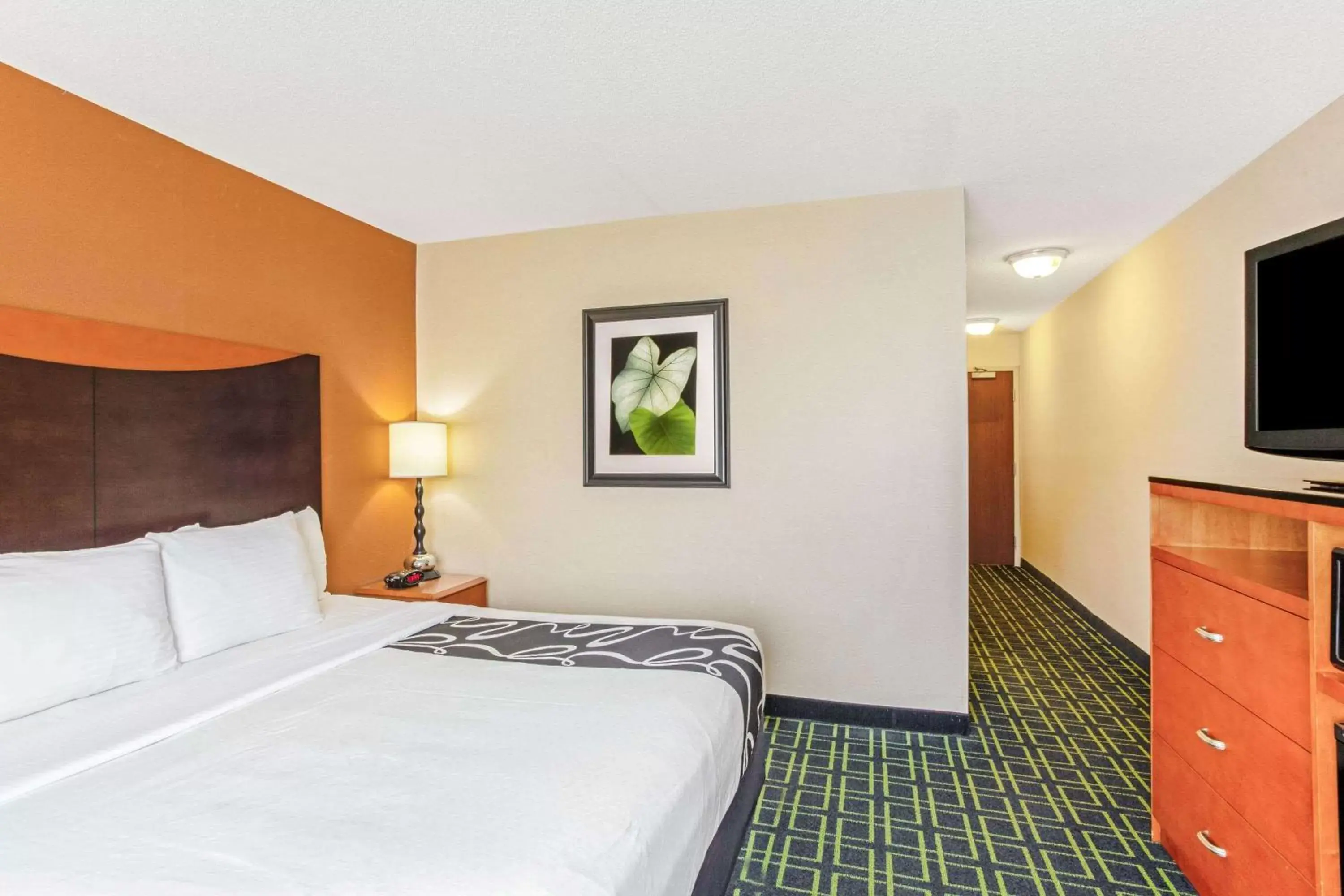 Photo of the whole room, Bed in La Quinta by Wyndham Manassas Battlefield