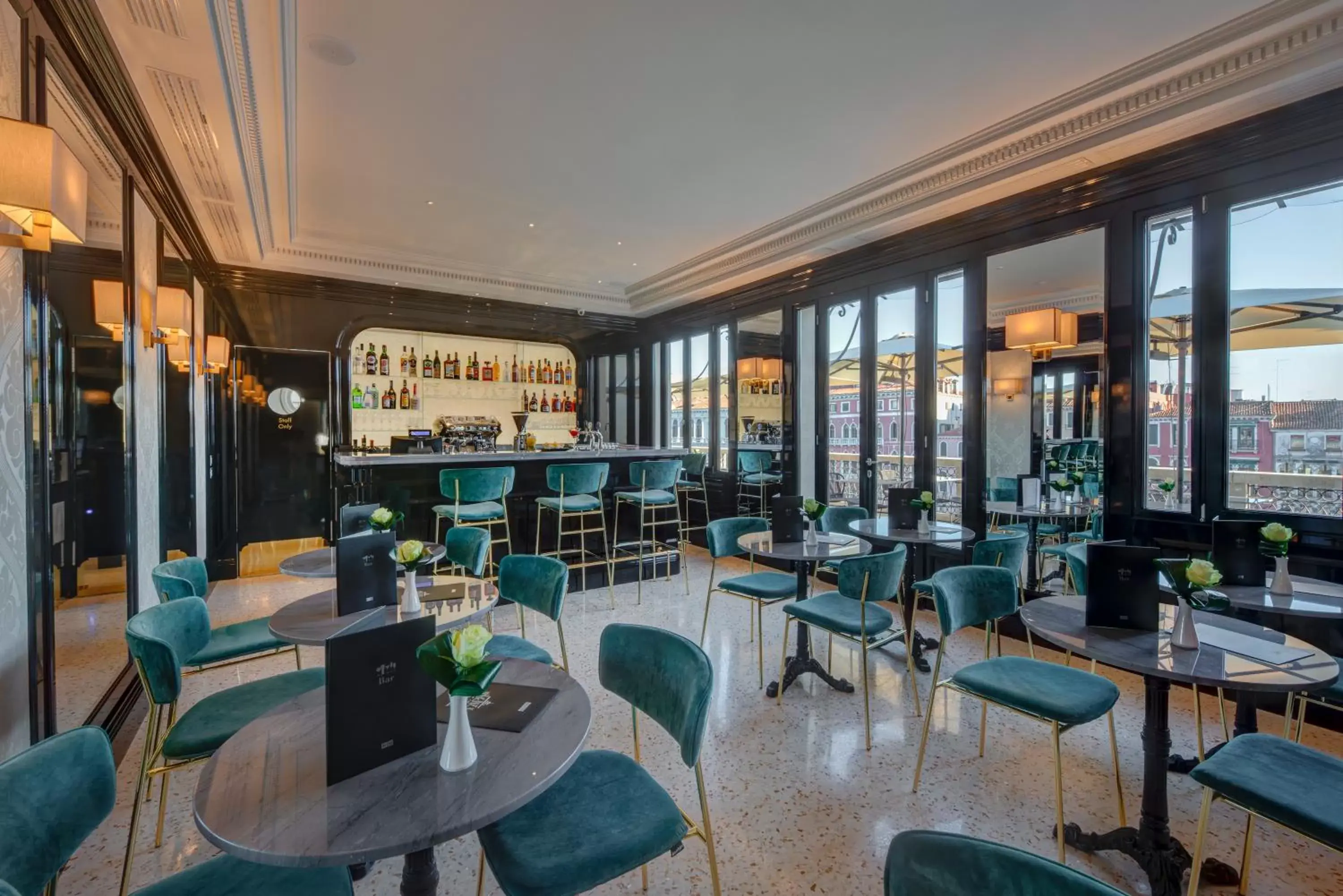 Lounge or bar, Restaurant/Places to Eat in H10 Palazzo Canova