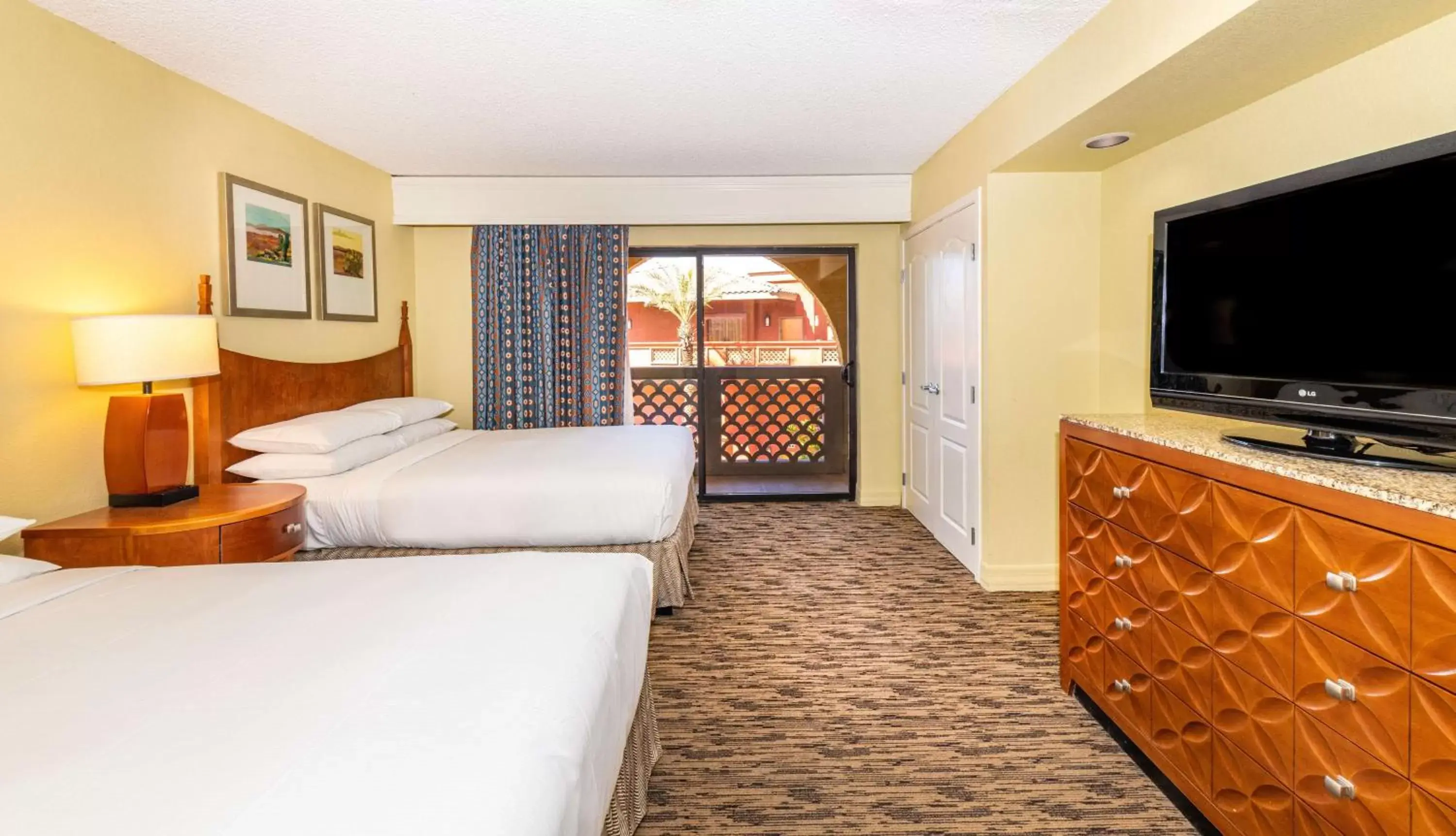 Bed, TV/Entertainment Center in Hilton Phoenix Resort at the Peak - Formerly Pointe Hilton Squaw Peak Resort
