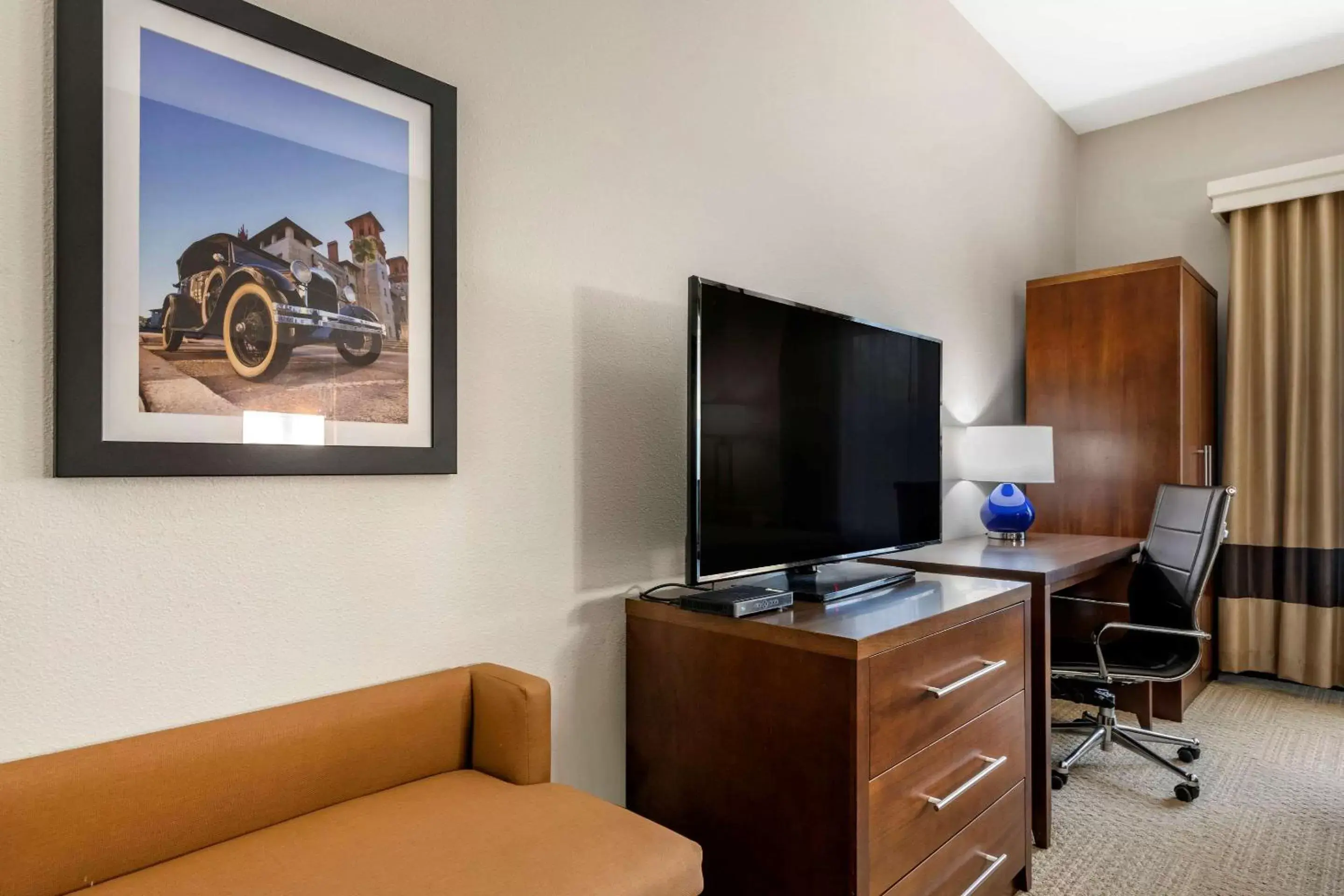 Photo of the whole room, TV/Entertainment Center in Comfort Inn & Suites Saint Augustine