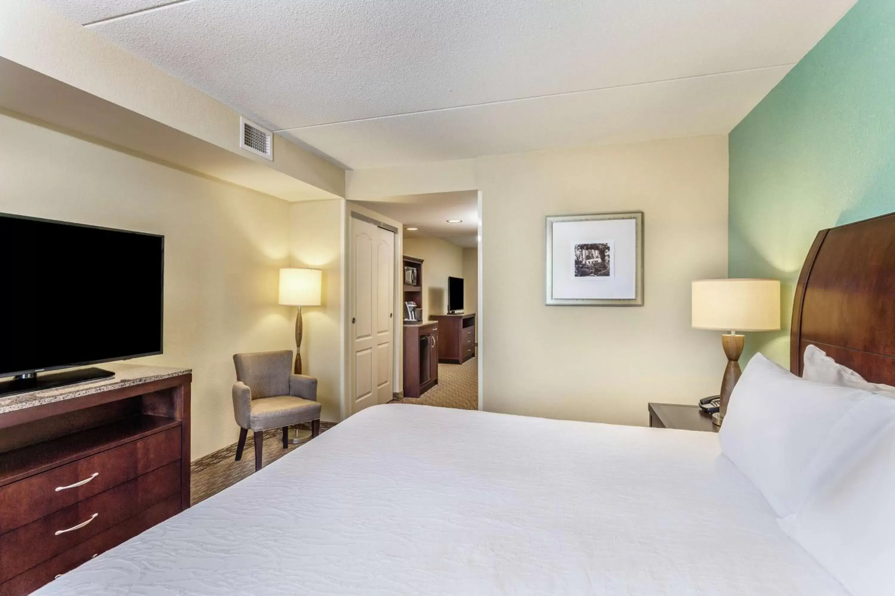 Bedroom, Bed in Hilton Garden Inn Gainesville