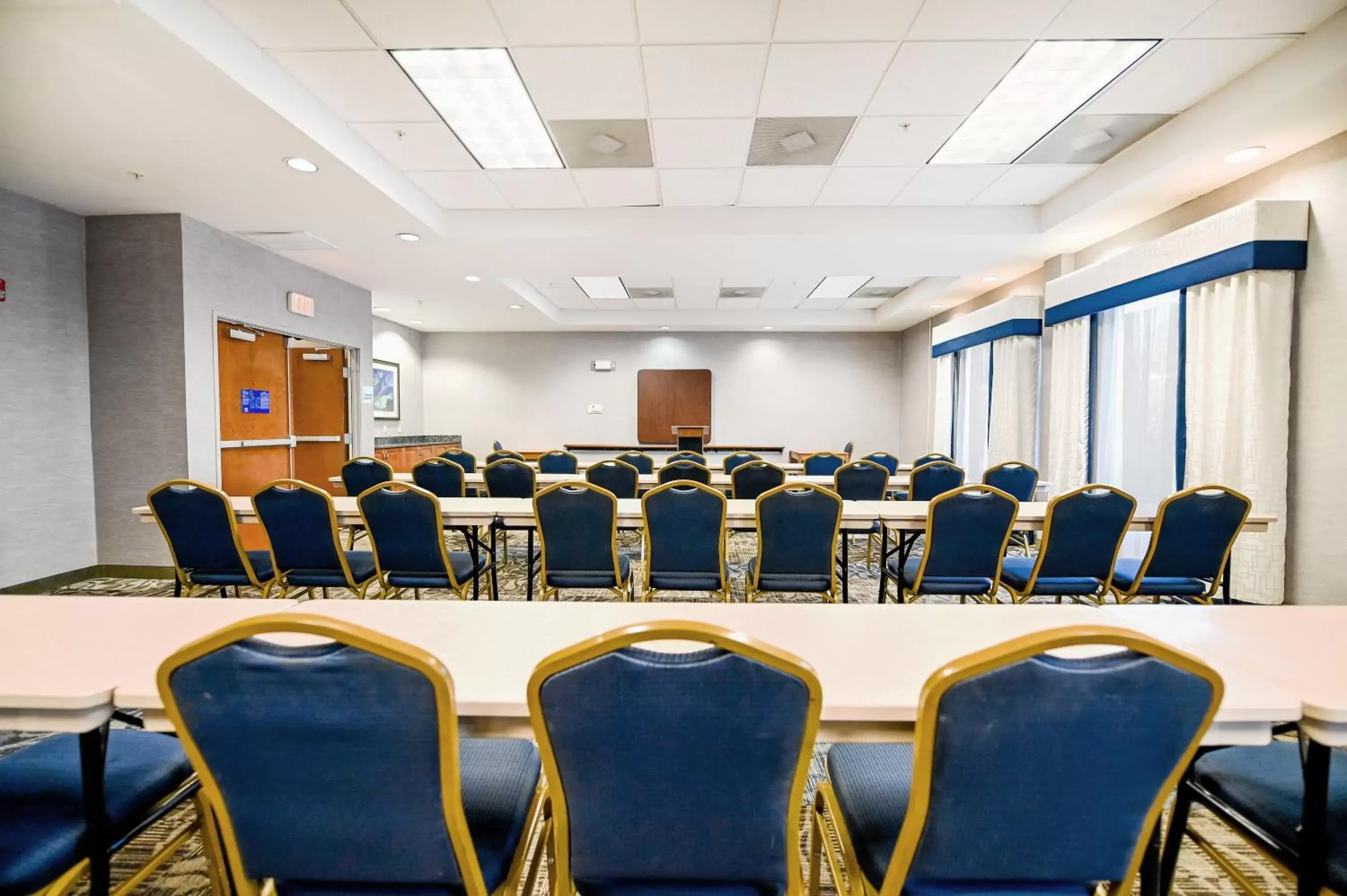 Meeting/conference room in Holiday Inn Express Ashland, an IHG Hotel