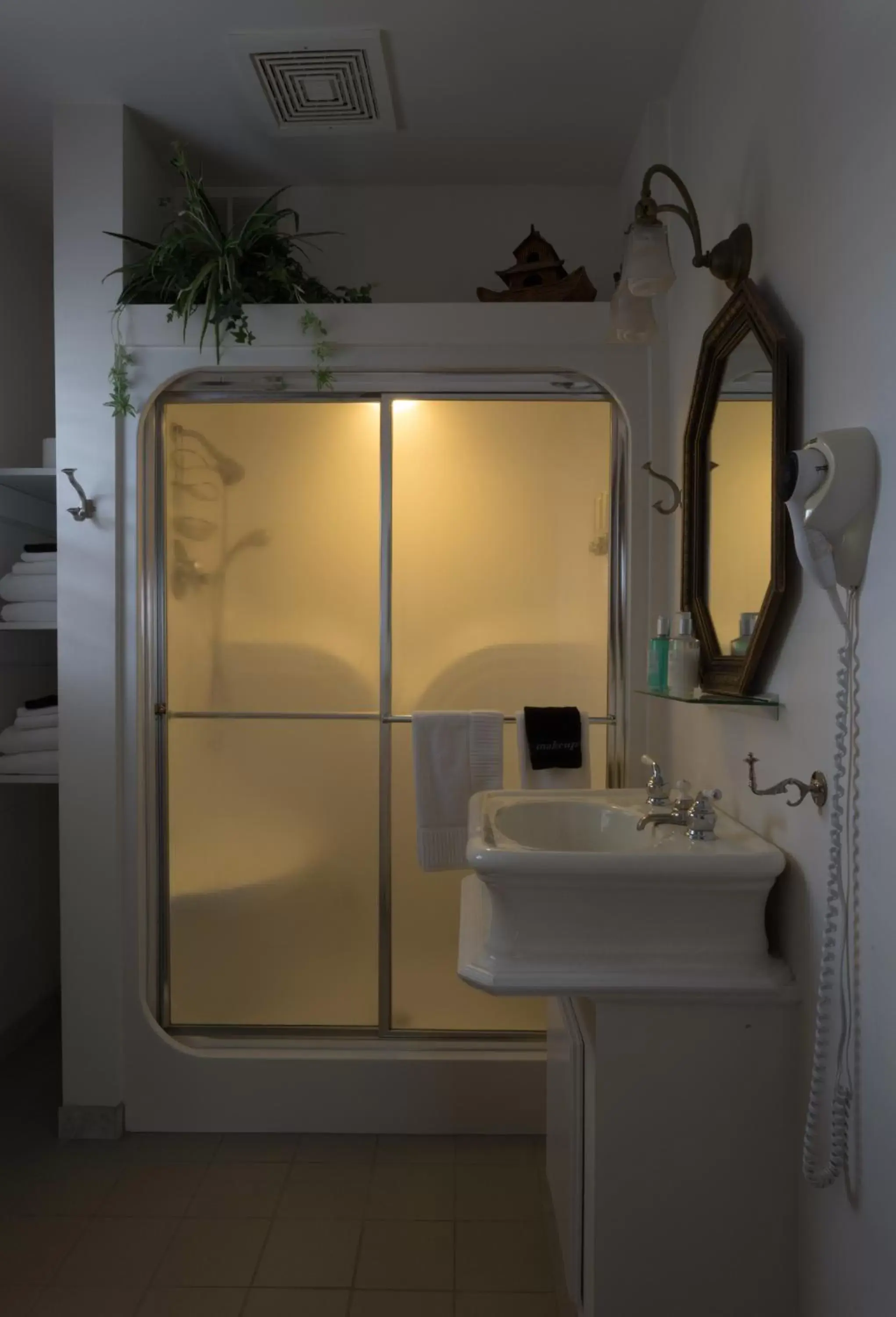 Shower, Bathroom in Stewart Inn
