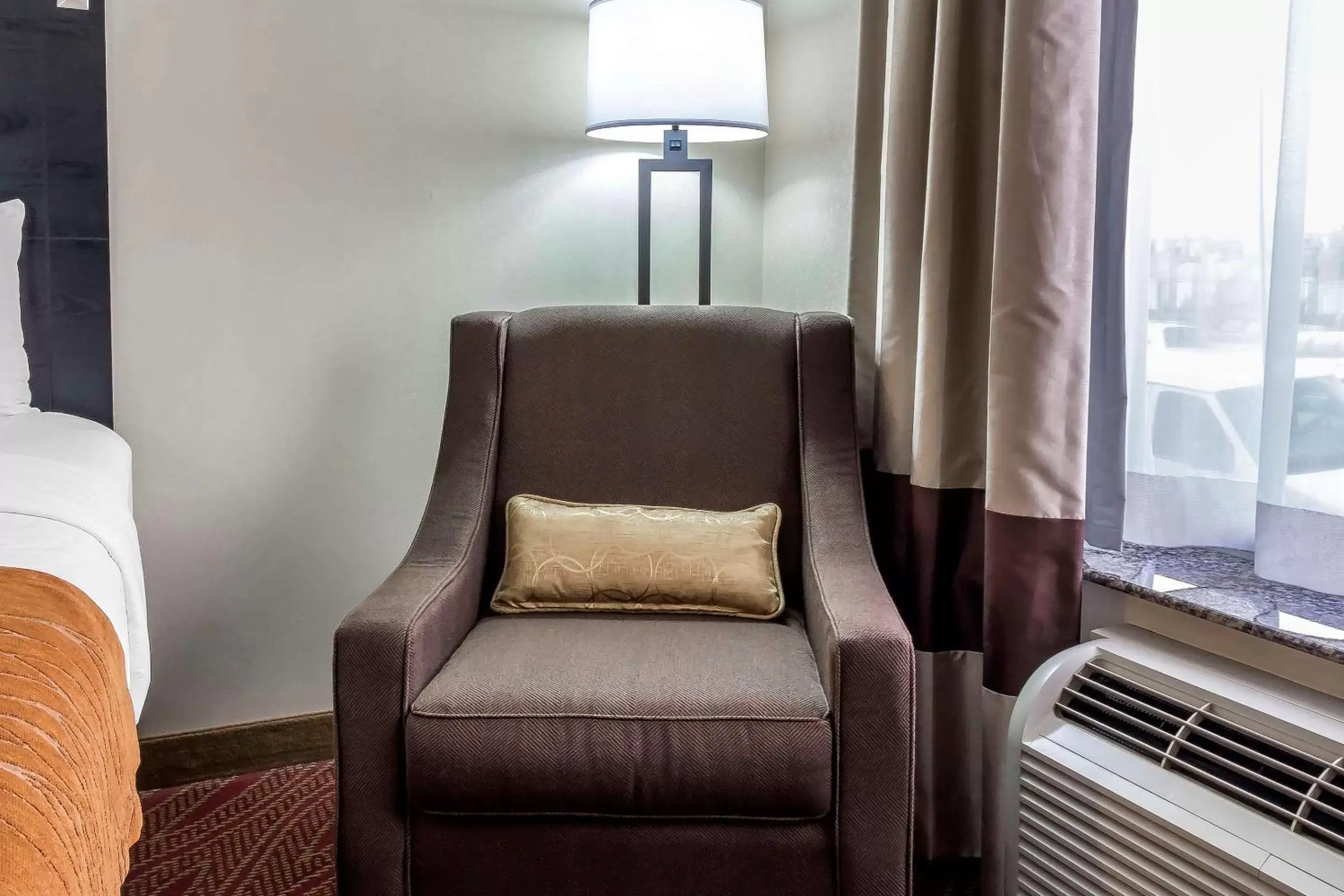 Photo of the whole room, Seating Area in Comfort Inn & Suites LaGuardia Airport