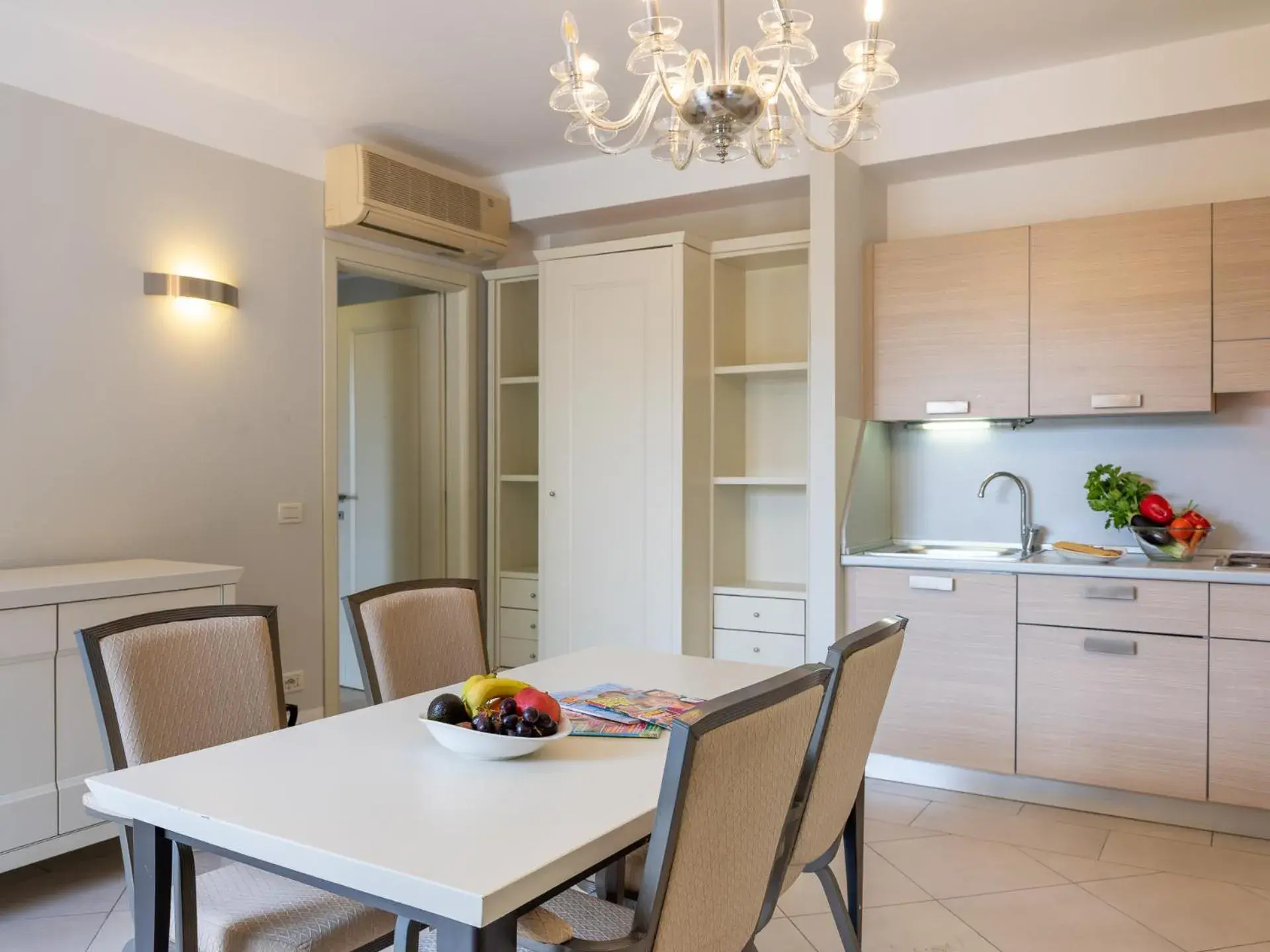 Kitchen or kitchenette, Dining Area in Parc Hotel Germano Suites & Apartments