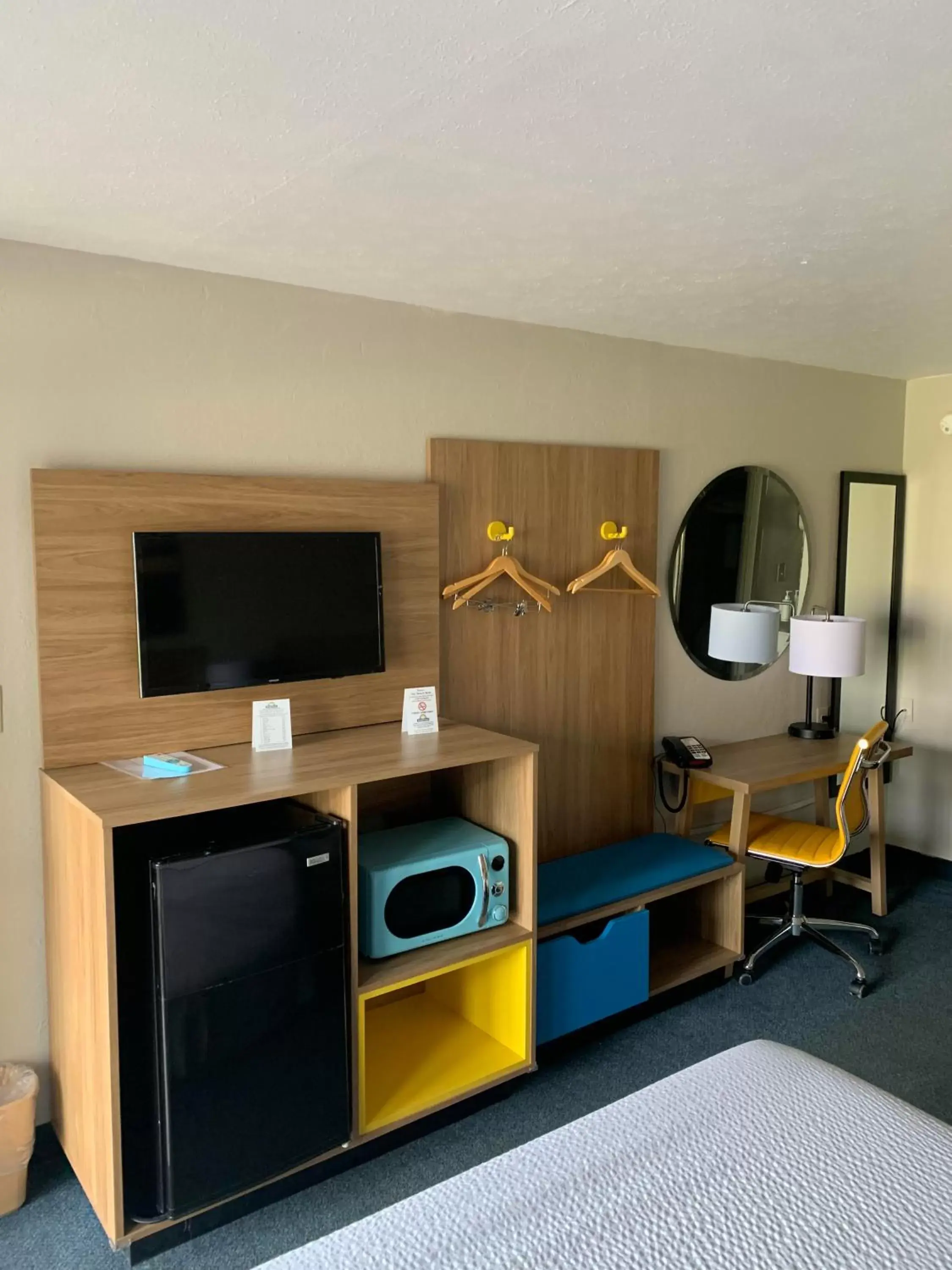 TV and multimedia, TV/Entertainment Center in Days Inn by Wyndham Louisville Airport Fair and Expo Center