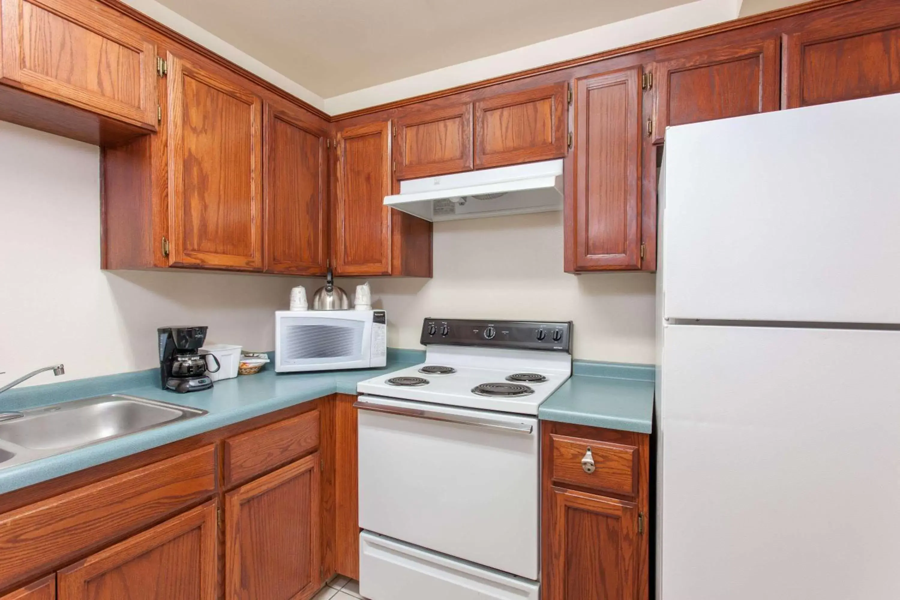 Photo of the whole room, Kitchen/Kitchenette in Ramada by Wyndham Fresno Northwest