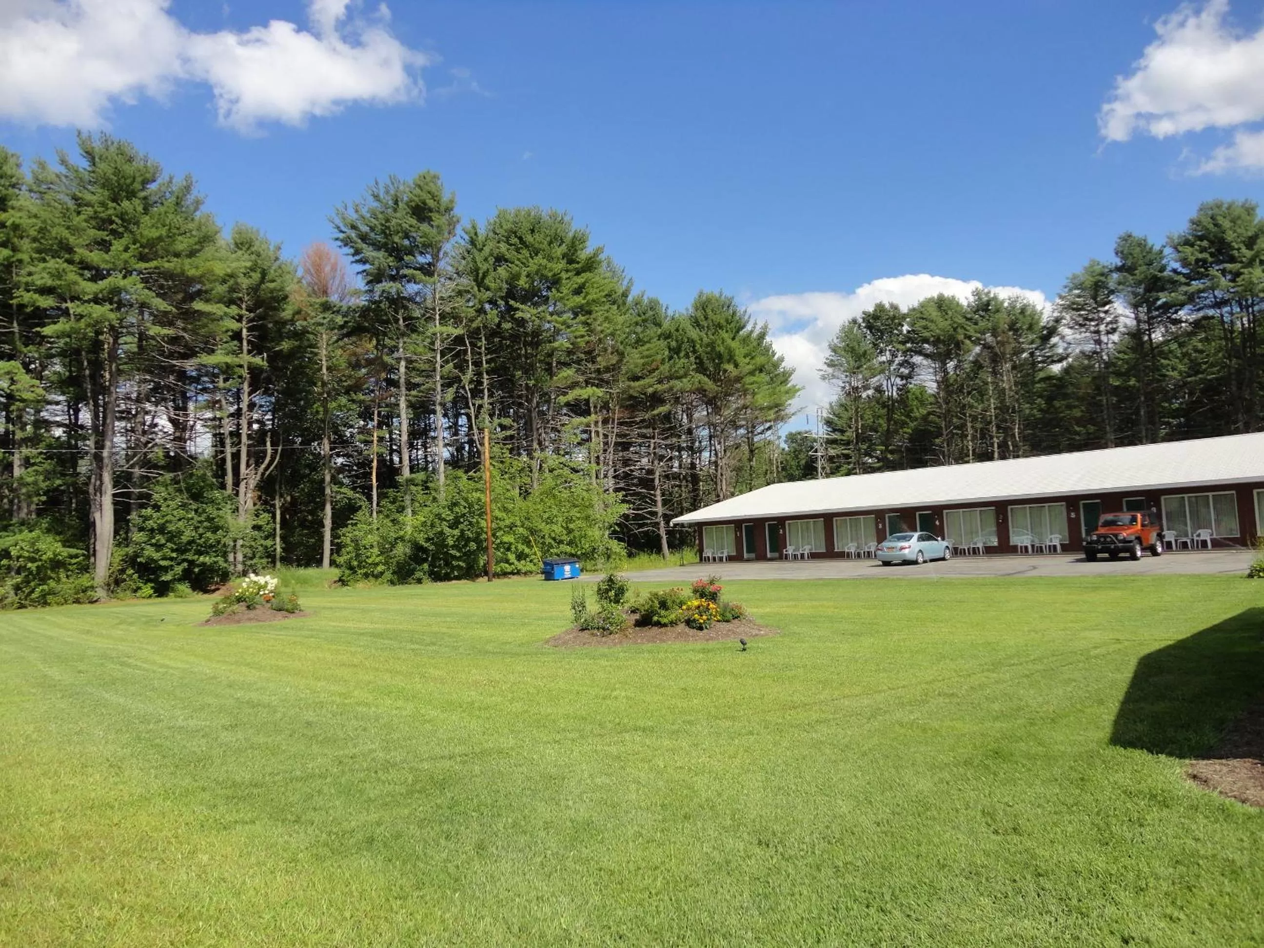 Property building in Sara Glen Motel - Saratoga Springs-Glens Falls