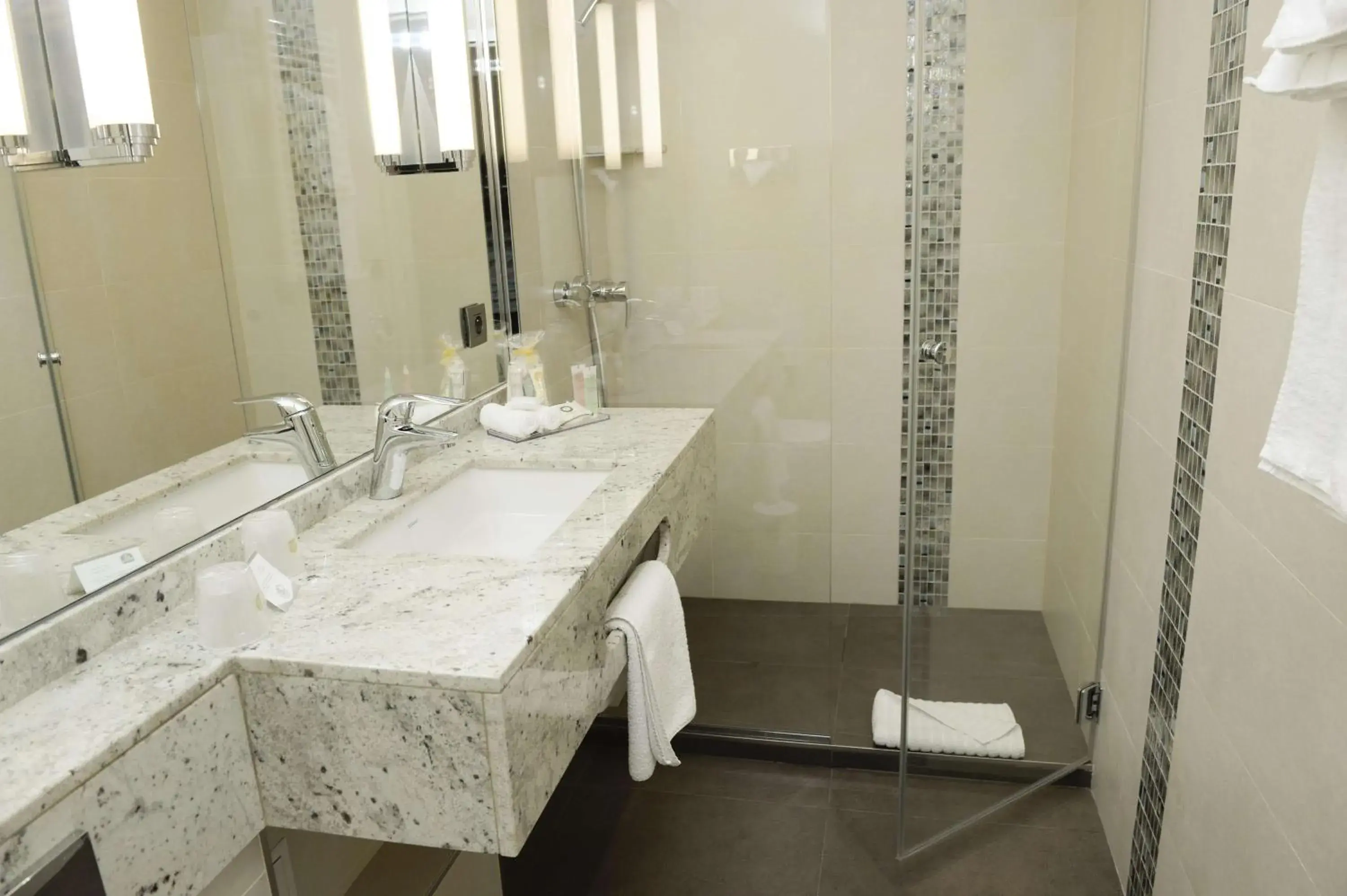 Photo of the whole room, Bathroom in Best Western Plus Hotel Sydney Opera