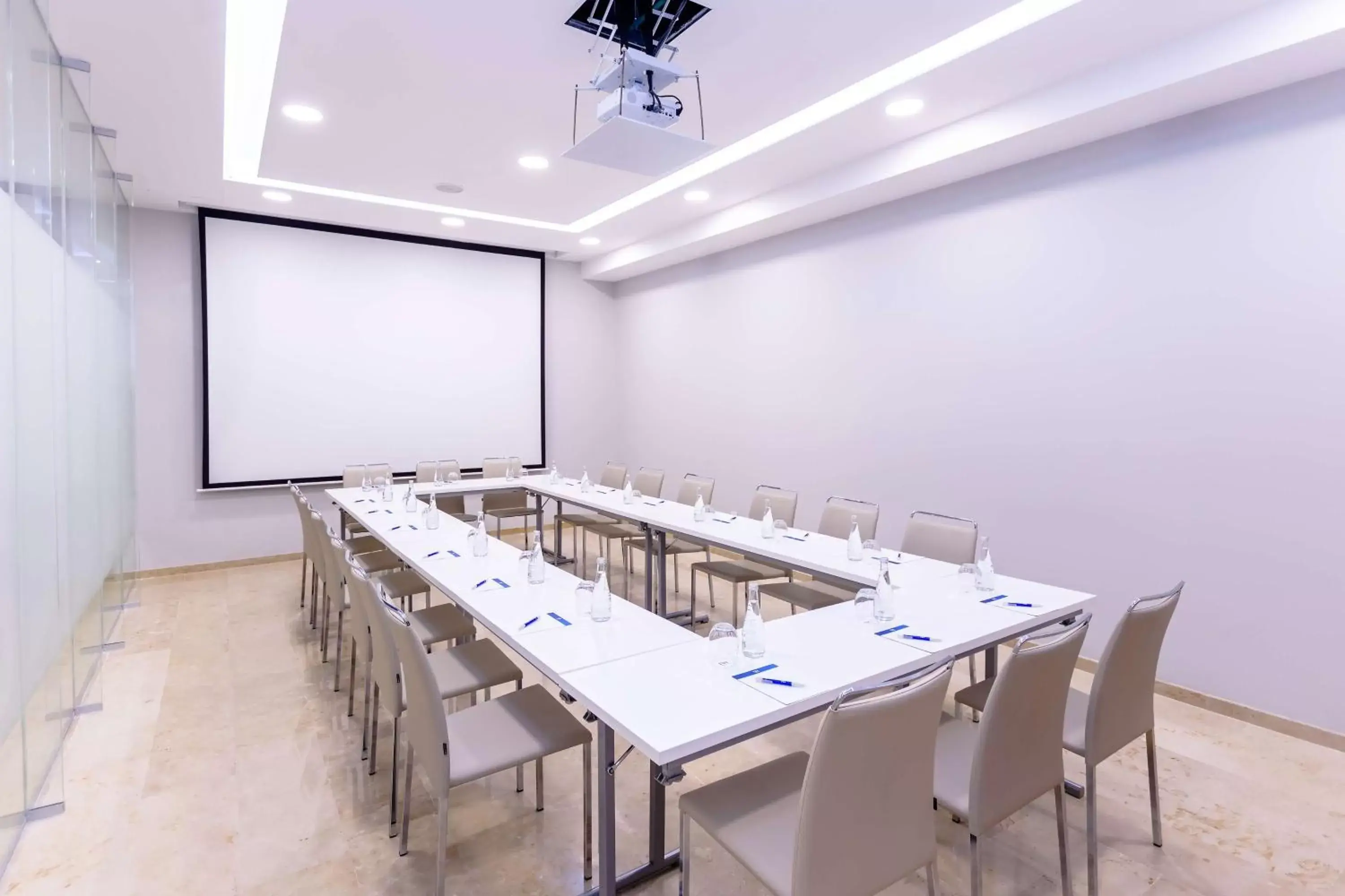 Meeting/conference room in NH Puebla FINSA