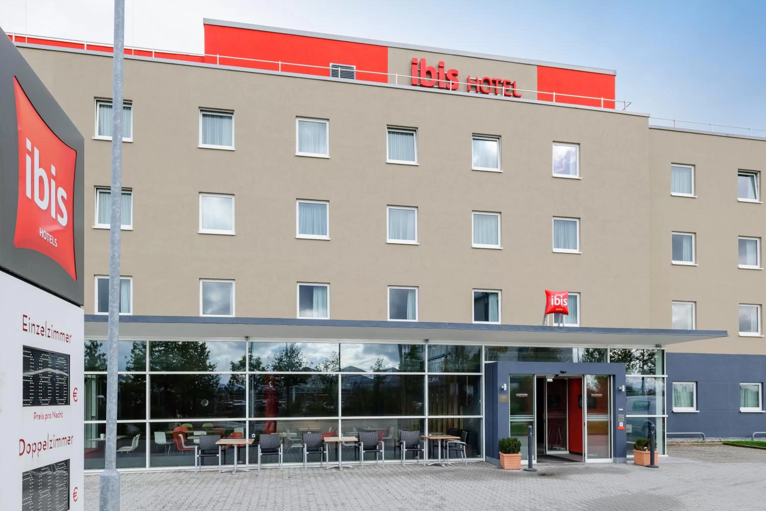 Property building in ibis Hotel München Messe