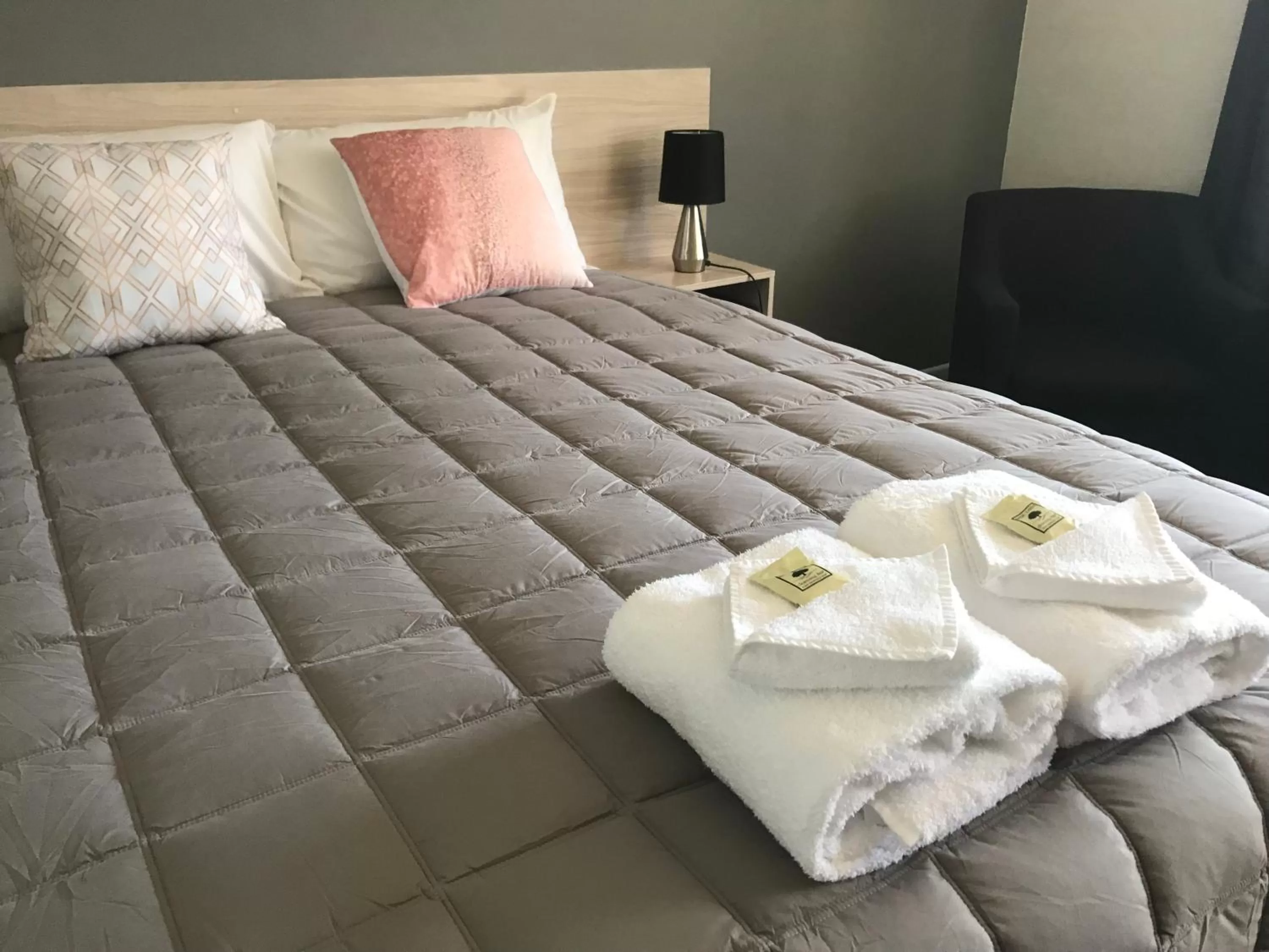 Bed in Kootingal Landview Motel